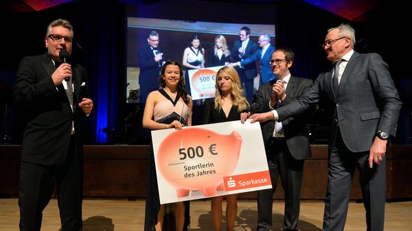 Kilometer rüber jetten konnte sie natürlich nicht. Auch Tanja Neubert bekam einen Gutschein. Nadja Pries, die Sportlerin des Jahres 2017, lediglich Anerkennung. Und die Hoffnung: Wenn ihre Knieverletzung, wie aktuell, weiter gut heilt, kann sie bald wieder Rennen fahren. Und an Bällen wieder High Heels tragen.