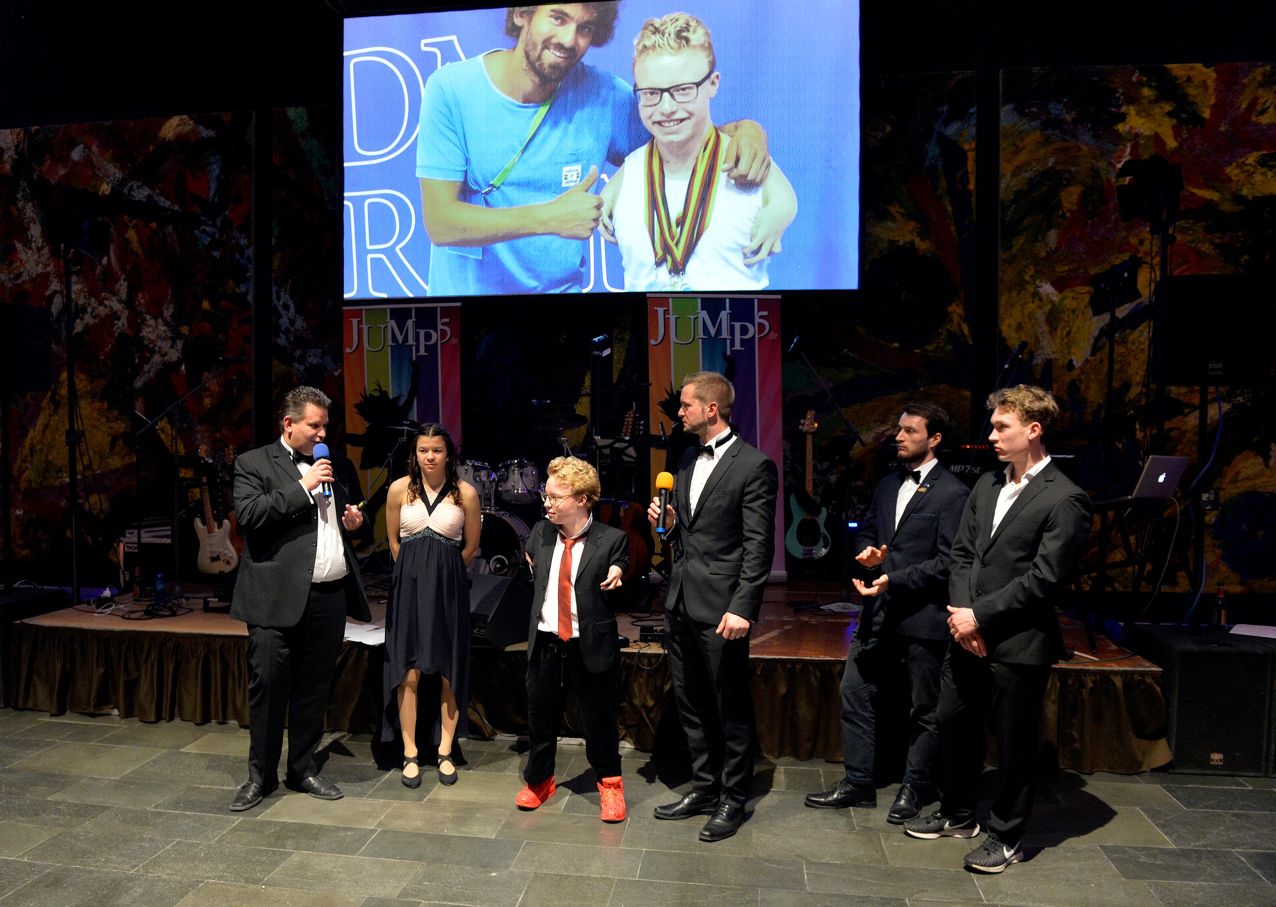 Am Abend gab es noch ein paar Interviews mit den Sieger, dabei konnten sich die Ballbesucher auch Bilder aus dem Alltag der Sportler ansehen.