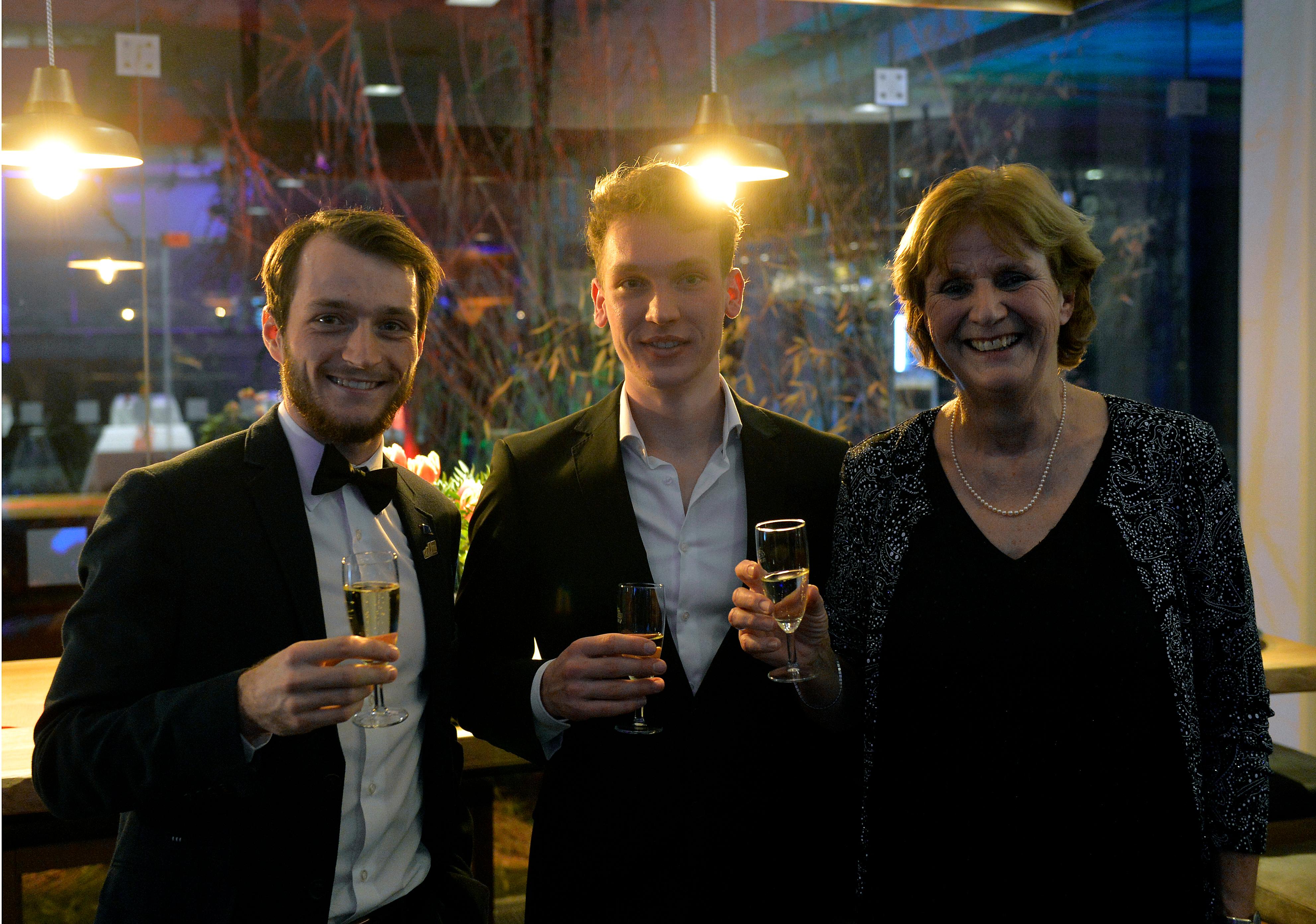 Überraschend gewann das kleinste Team: das Duo des Rudervereins. Anschließend feierten Julian Schneider (links) und Jonathan Schreiber mit der Vereinsvorsitzenden Lore Baehr.