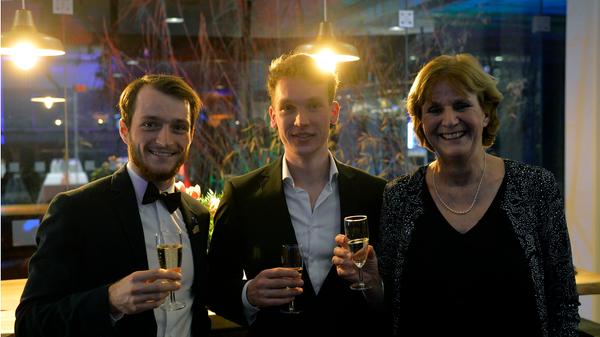 Überraschend gewann das kleinste Team: das Duo des Rudervereins. Anschließend feierten Julian Schneider (links) und Jonathan Schreiber mit der Vereinsvorsitzenden Lore Baehr.