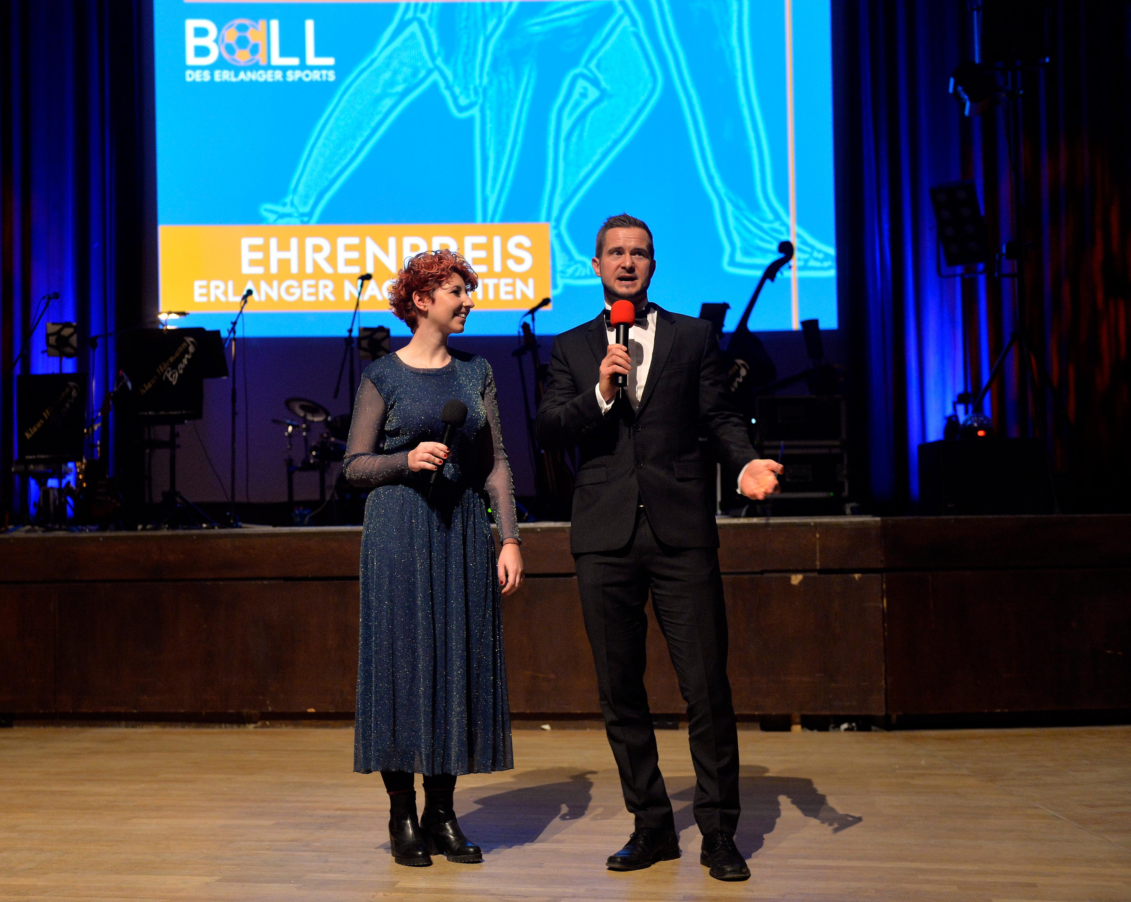 Die EN-Sportredakteure, Christoph Benesch und Katharina Tontsch, hatte die Ehre, den Sonderpreis der Erlanger Nachrichten zu verleihen.