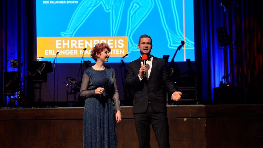 Die EN-Sportredakteure, Christoph Benesch und Katharina Tontsch, hatte die Ehre, den Sonderpreis der Erlanger Nachrichten zu verleihen.