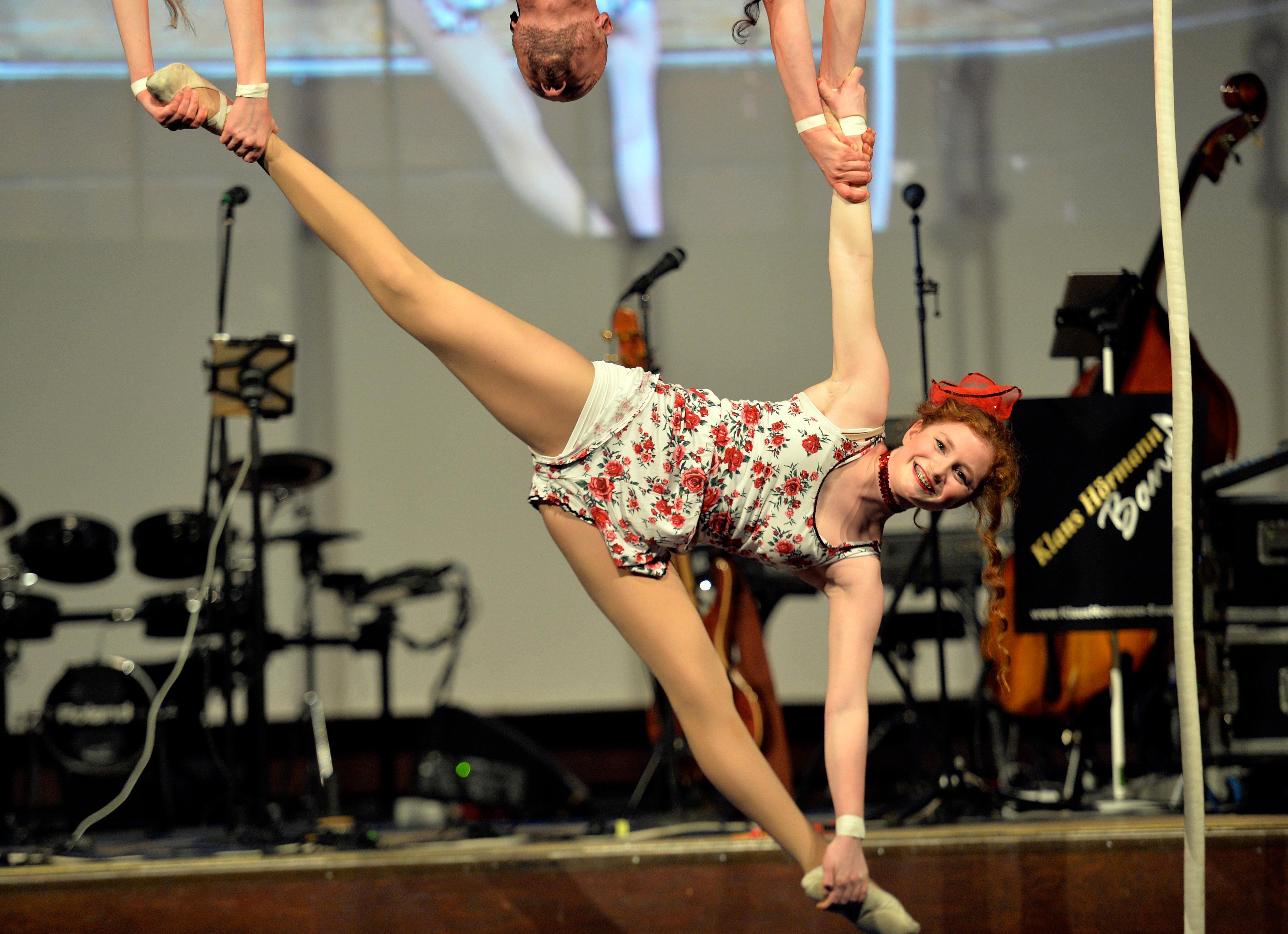 Turnübungen an Seilen zeigten vier Sportler aus München, die Show hieß: Quadrupeltrapeznummer.