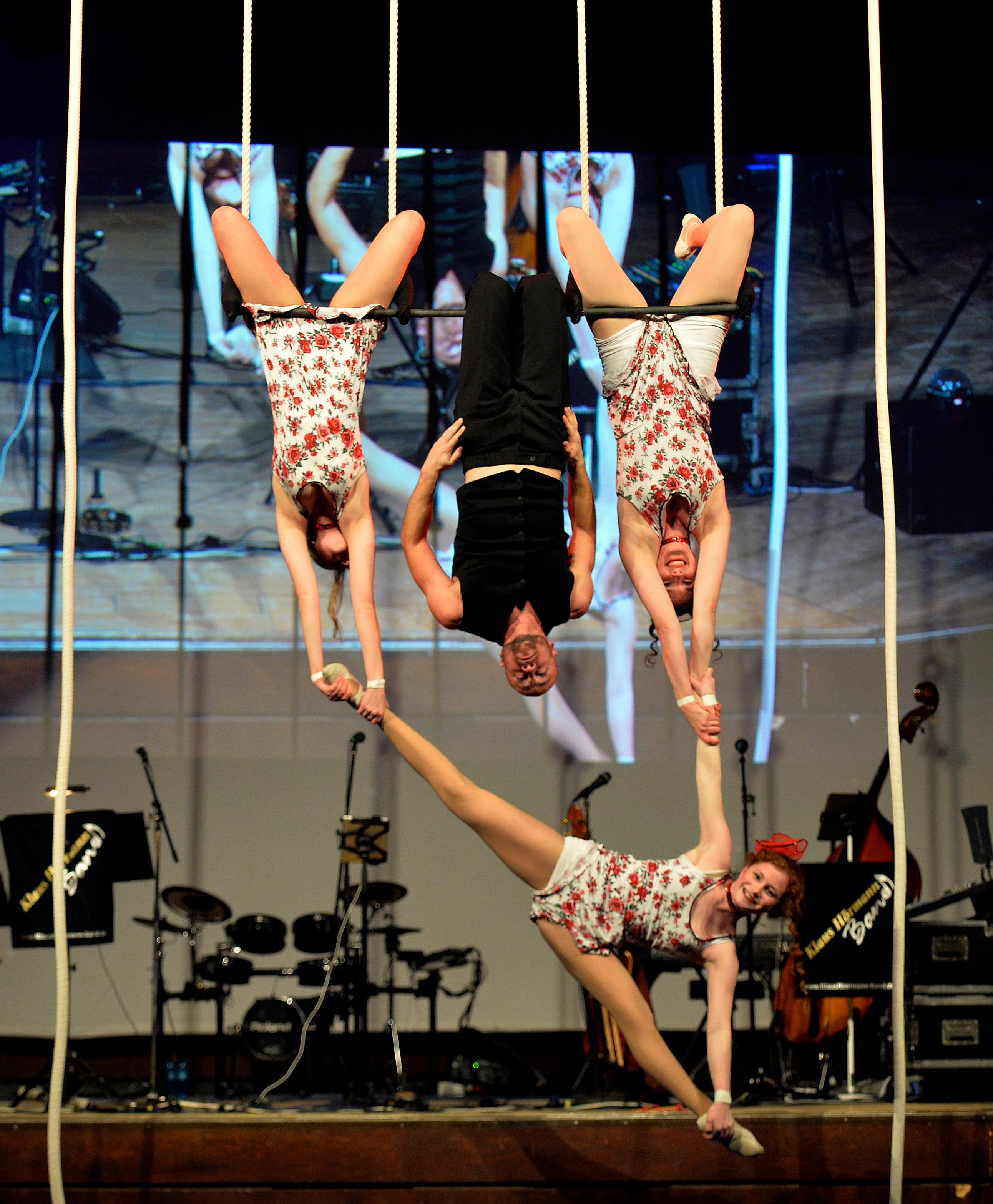 Fast frei schwebenden zeigten die Sportler ihr Können.