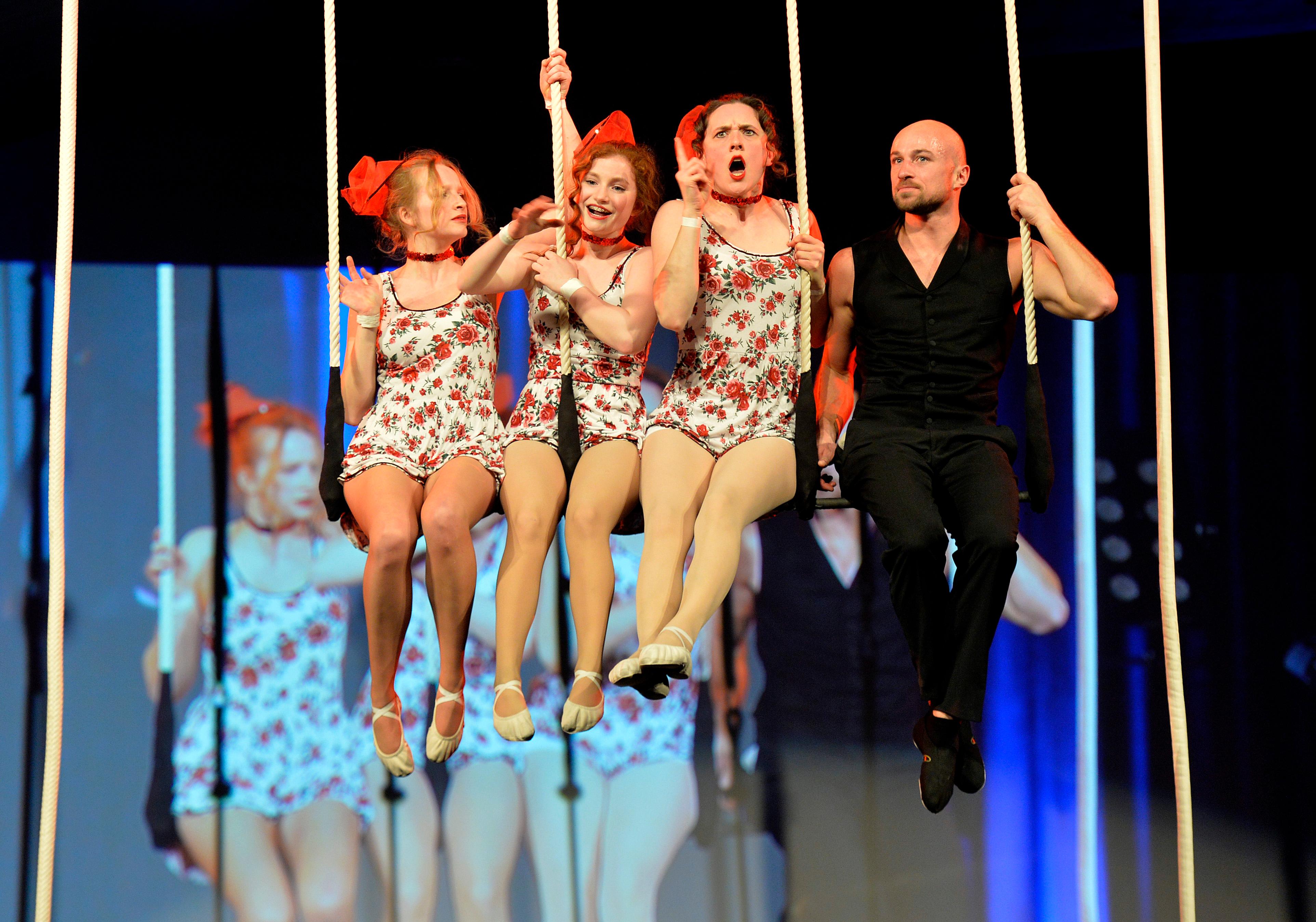 Doch auch Schauspiel gehörte zur Show. Es ging um Männer und Frauen - und die Schwierigkeit, die Männer manchmal mit dem anderen Geschlecht haben.