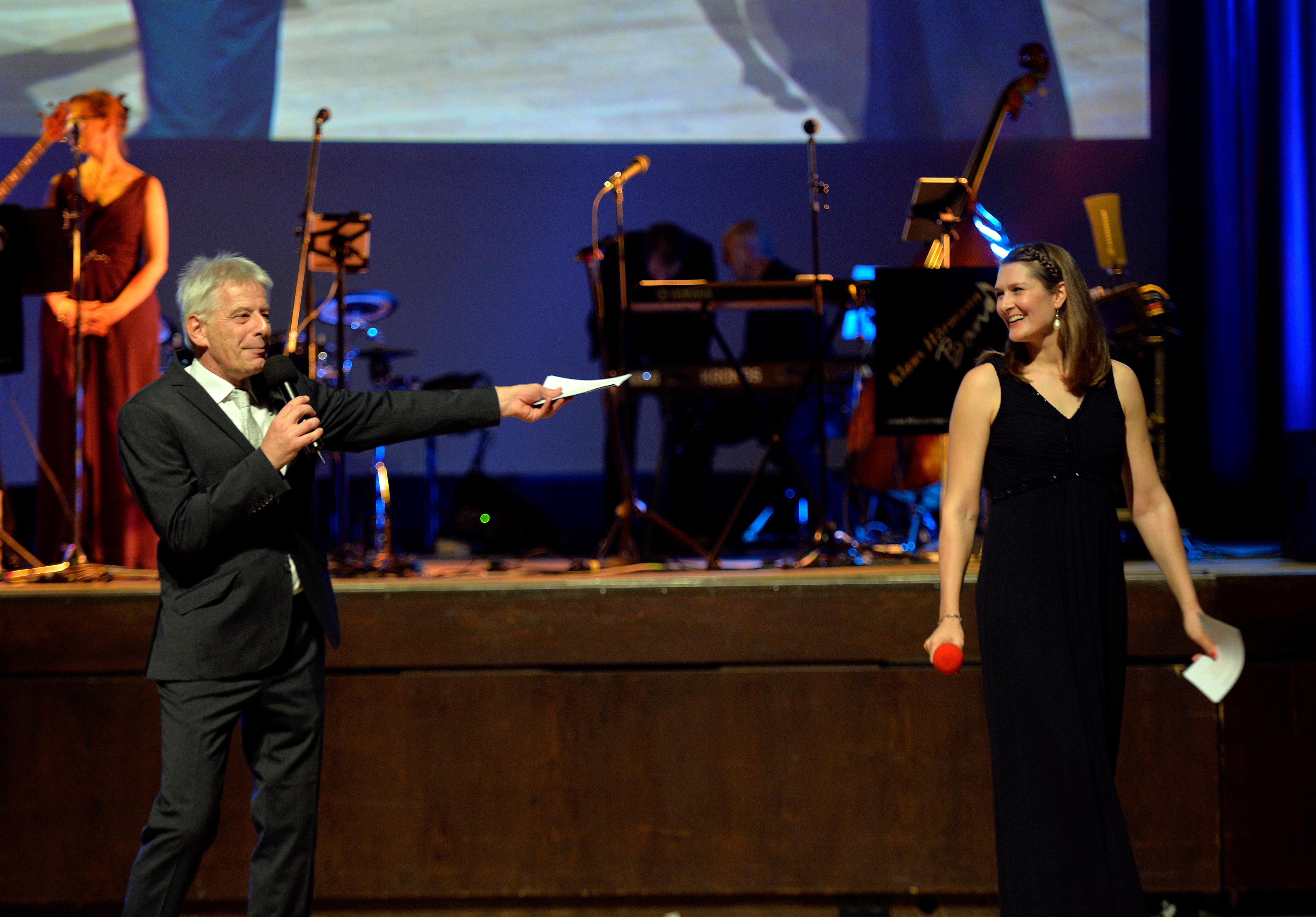 Fast bis zum Schluss auf der Bühne: Die Moderatoren des Abends, Laura Scholten und Stefan Lohrey.