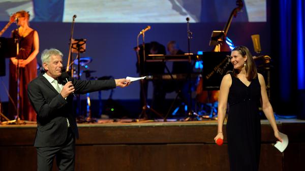 Fast bis zum Schluss auf der Bühne: Die Moderatoren des Abends, Laura Scholten und Stefan Lohrey.