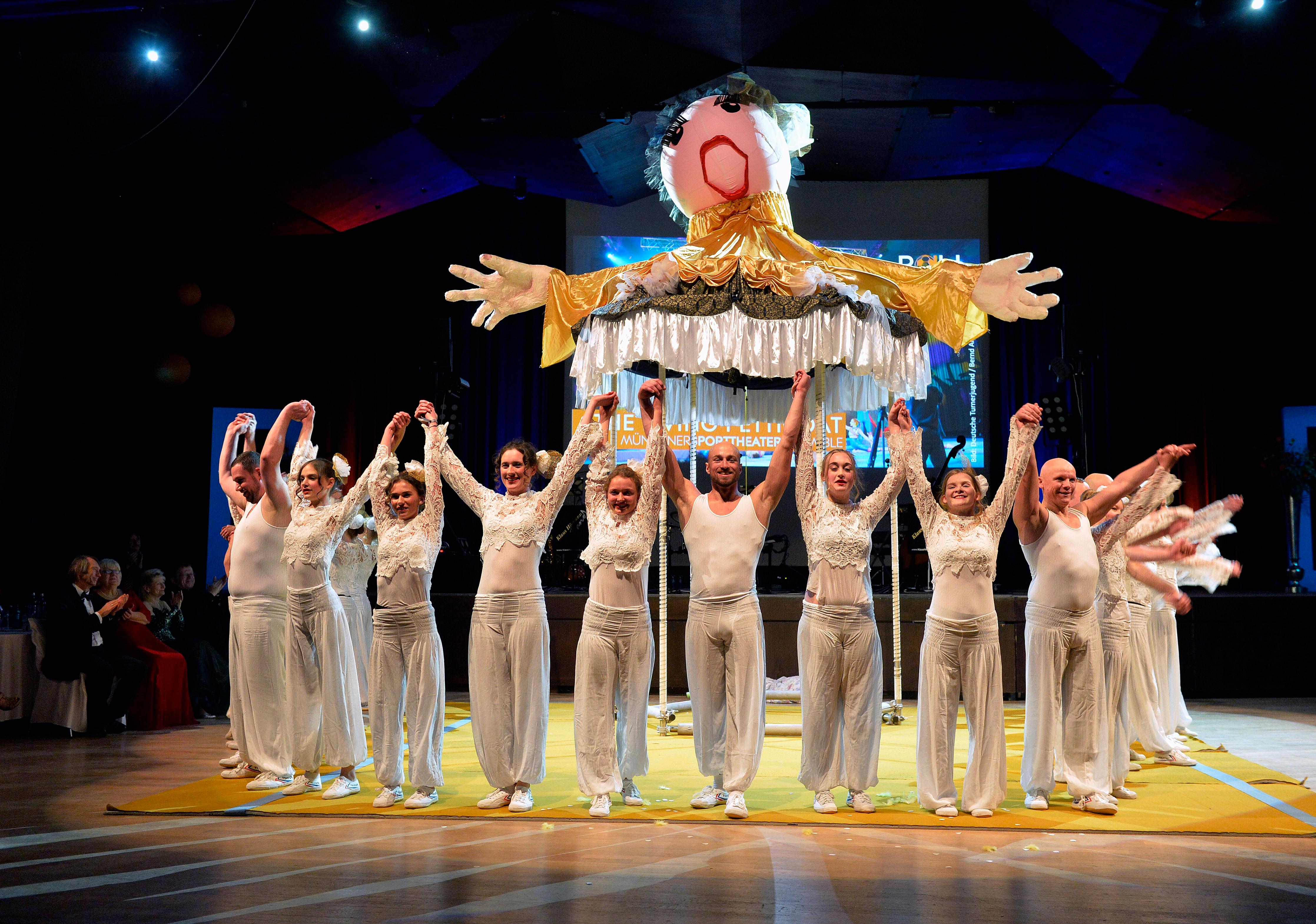 Die Sportler zeigten die Akrobatiknummer "The Living Petticoat".