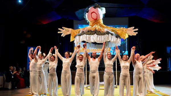 Die Sportler zeigten die Akrobatiknummer "The Living Petticoat".