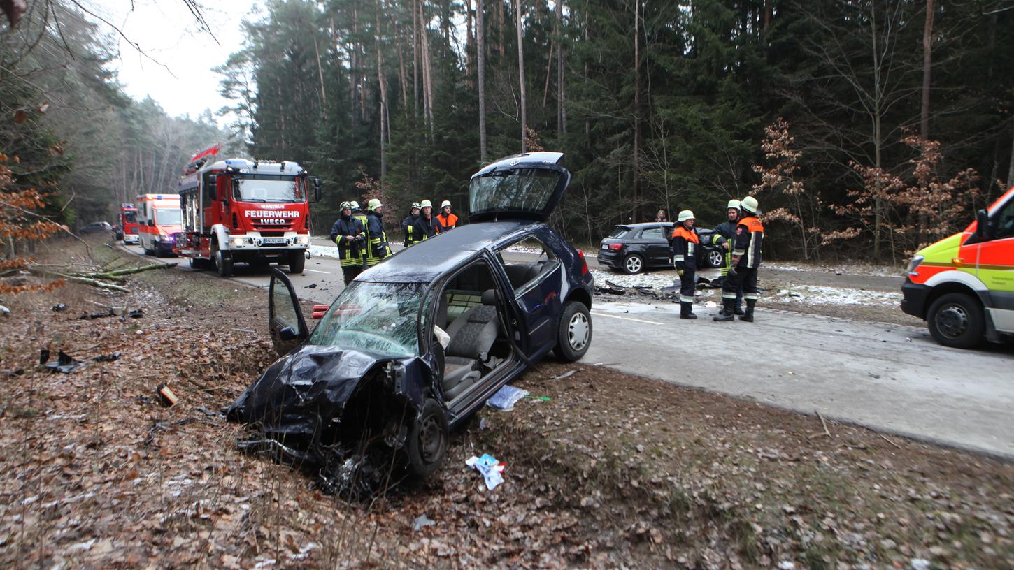 Zwei Autos, ein Golf und ein Audi, kollidierten auf einer Verbindungsstraße bei Ansbach frontal.