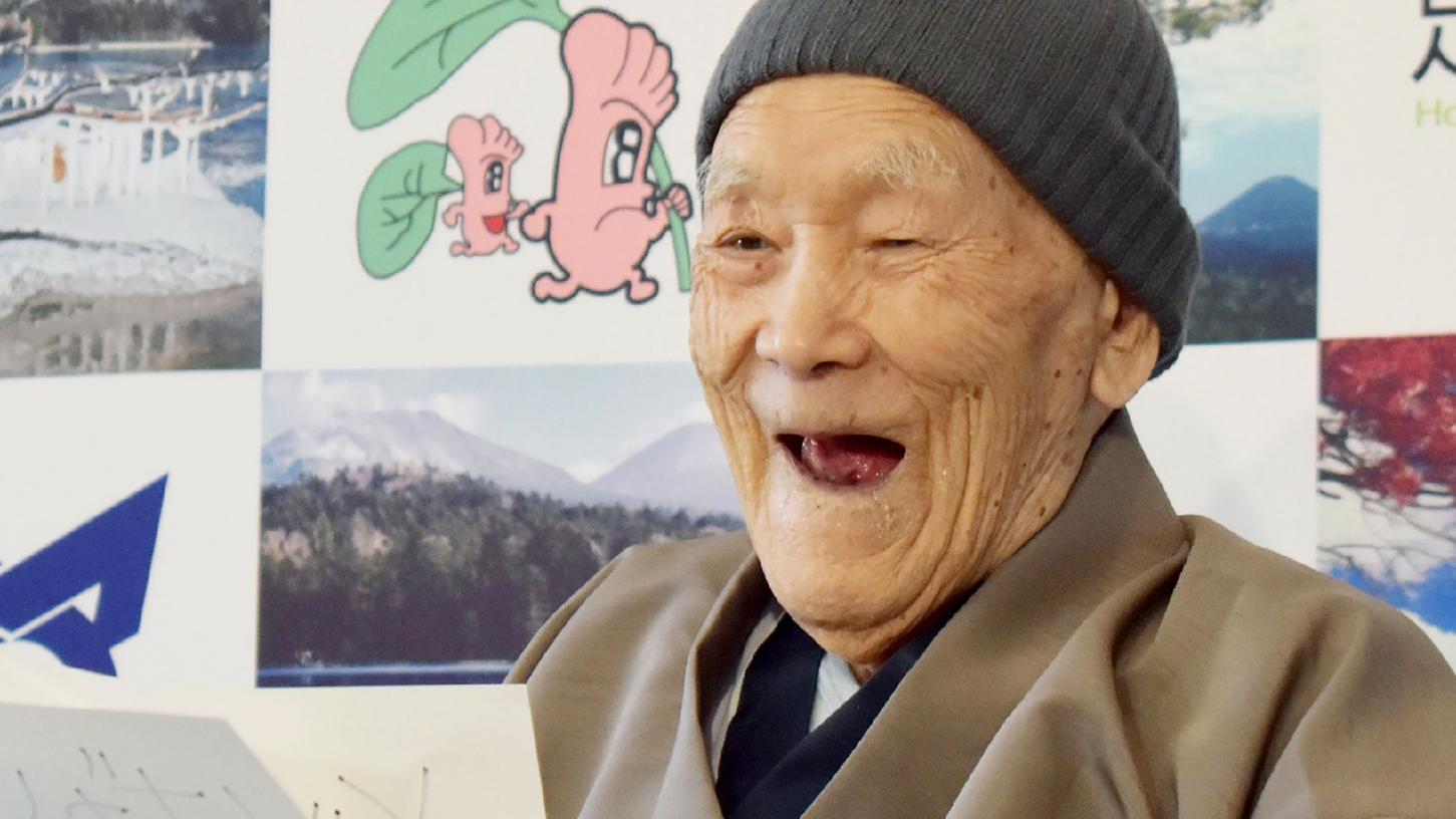 Masazo Nonaka im April 2018, als er die Urkunde für den ältesten Mann der Welt entgegennahm.