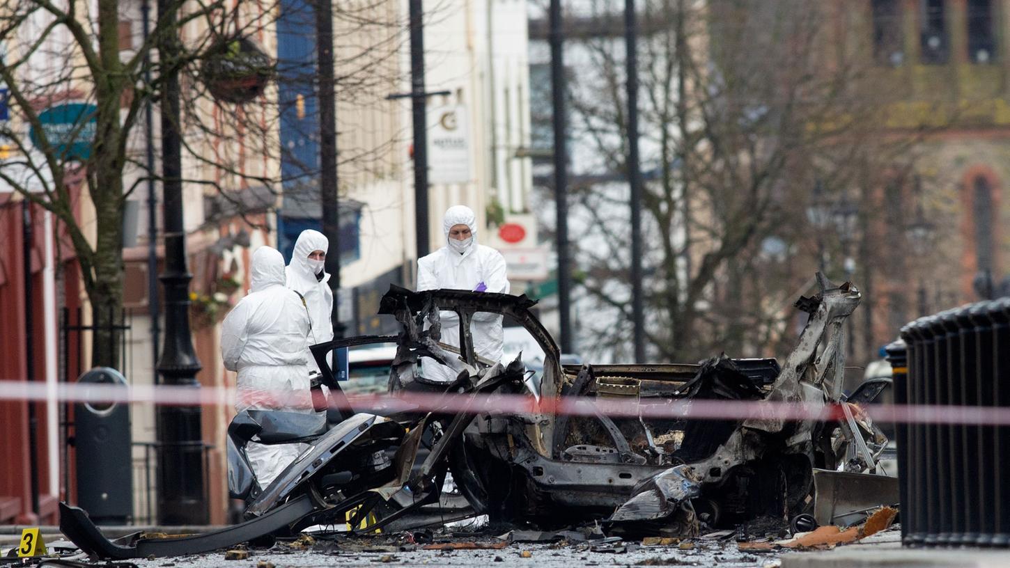 Nach einer Explosion in Londonderry in Nordirland ermittelt die Polizei wegen einer möglichen Autobombe.