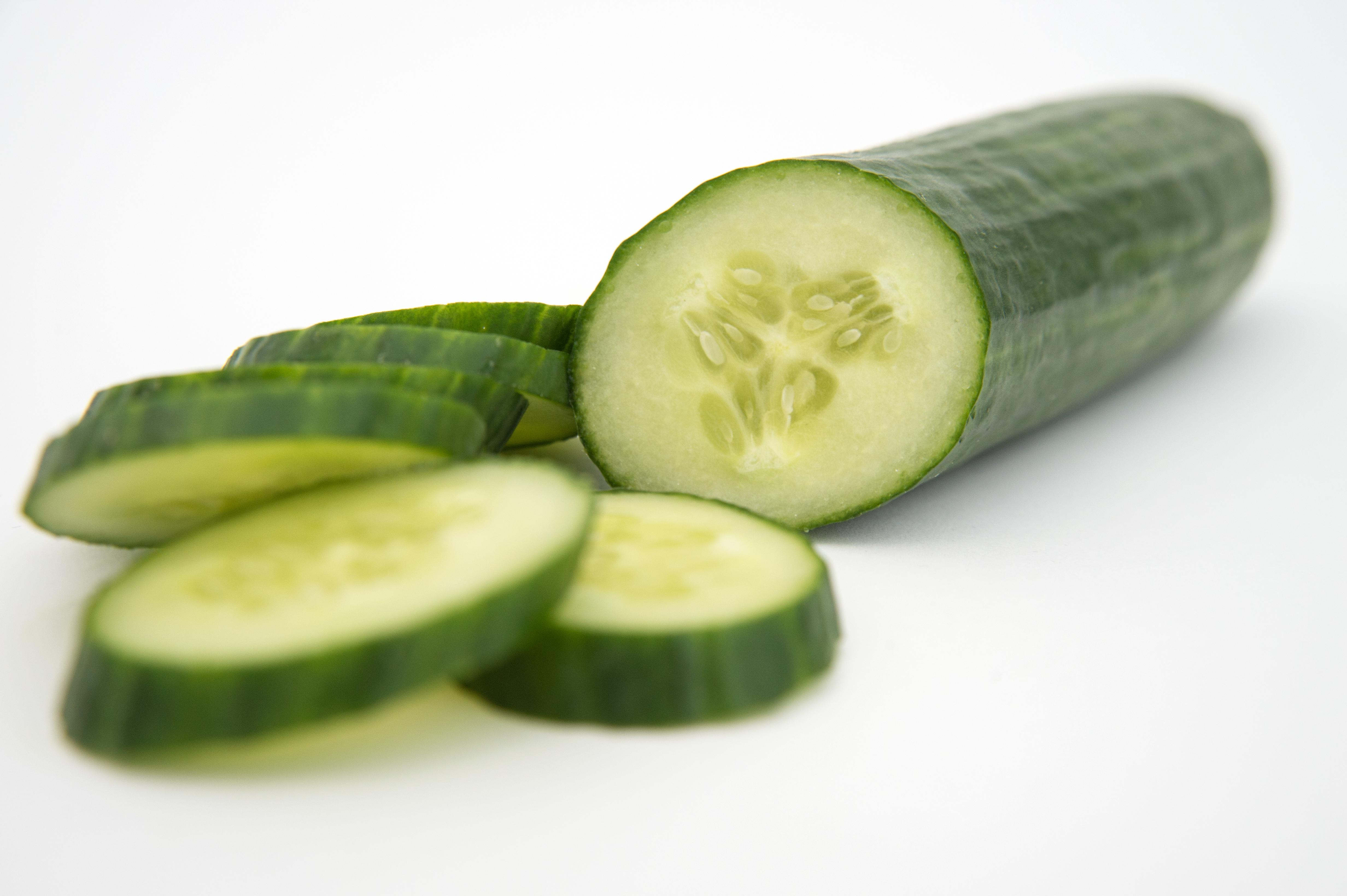 Gurken sind mit nur 12 kcal /100 g ein besonders kalorienarmes Gemüse – der Wassergehalt kann bis zu 97 Prozent betragen. Dennoch mangelt es der Gurke nicht an wertvollen Inhaltsstoffen: sie enthält Vitamine der B-Gruppe, Vitamin C, Vitamin K und die Mineralstoffe Kalium und Eisen.