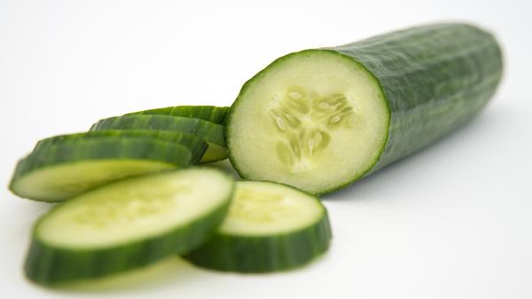 Gurken sind mit nur 12 kcal /100 g ein besonders kalorienarmes Gemüse – der Wassergehalt kann bis zu 97 Prozent betragen. Dennoch mangelt es der Gurke nicht an wertvollen Inhaltsstoffen: sie enthält Vitamine der B-Gruppe, Vitamin C, Vitamin K und die Mineralstoffe Kalium und Eisen.