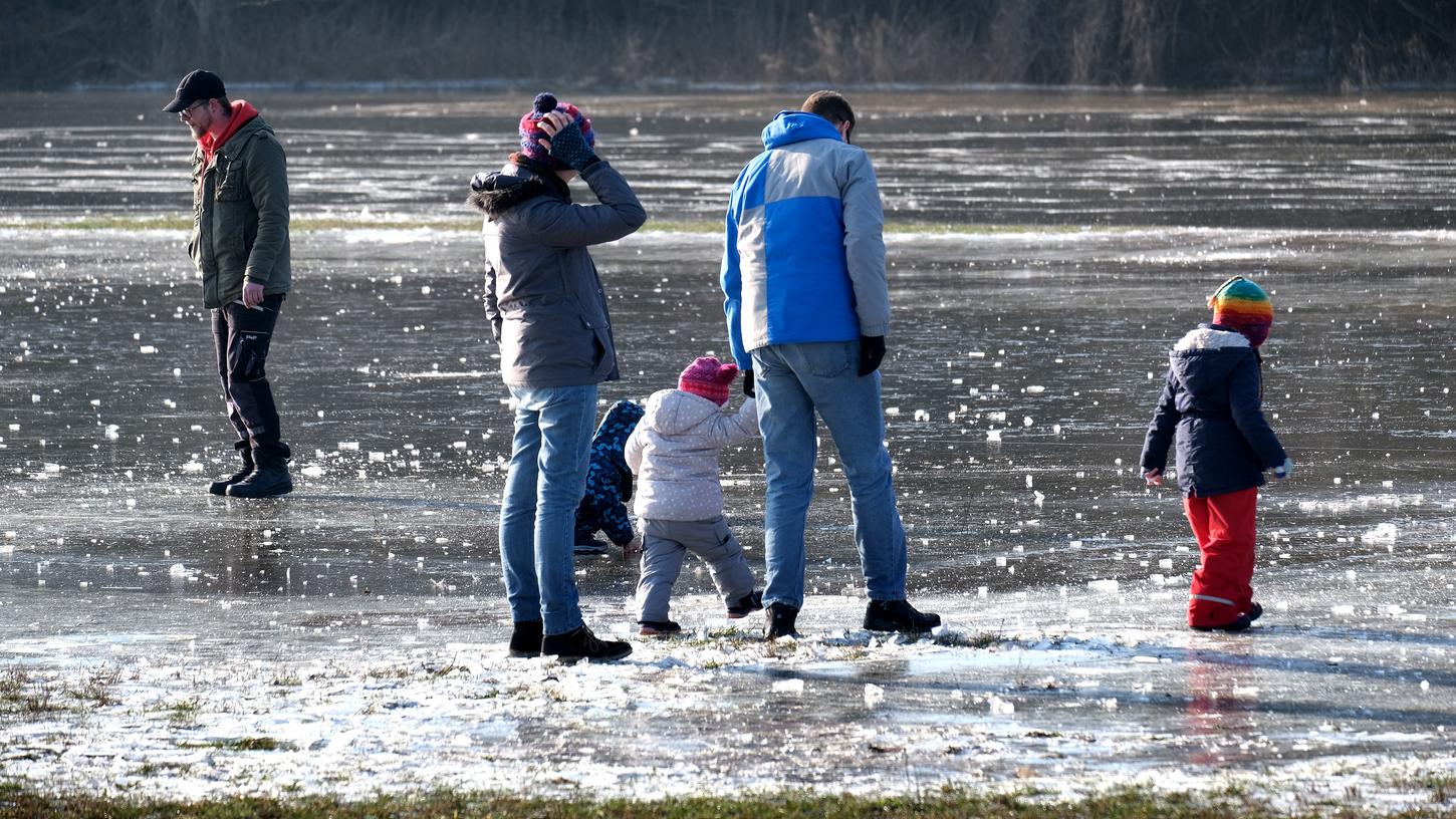 Dafür ist es noch zu früh: Laut DLRG sind die Eisdecken der Gewässer im Landkreis bislang noch dick genug, um dem Gewicht eines Menschen sicher stand zu halten.