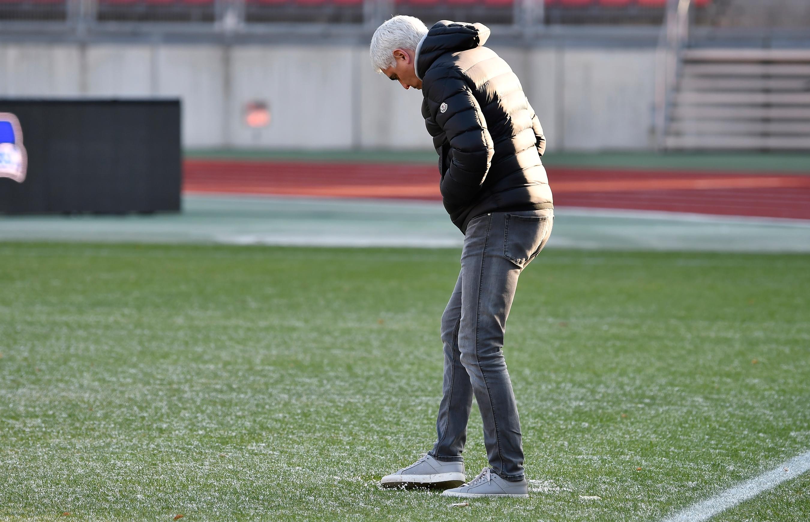 Böse Überraschung vor Beginn der Begegnung: Trotz Rasenheizung sind einige Teile der Spielfläche noch von Frost übersät, Sportvorstand Andreas Bornemann macht sich höchstpersönlich ein Bild vom Zustand des Platzes.