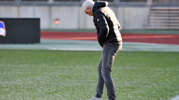Böse Überraschung vor Beginn der Begegnung: Trotz Rasenheizung sind einige Teile der Spielfläche noch von Frost übersät, Sportvorstand Andreas Bornemann macht sich höchstpersönlich ein Bild vom Zustand des Platzes.