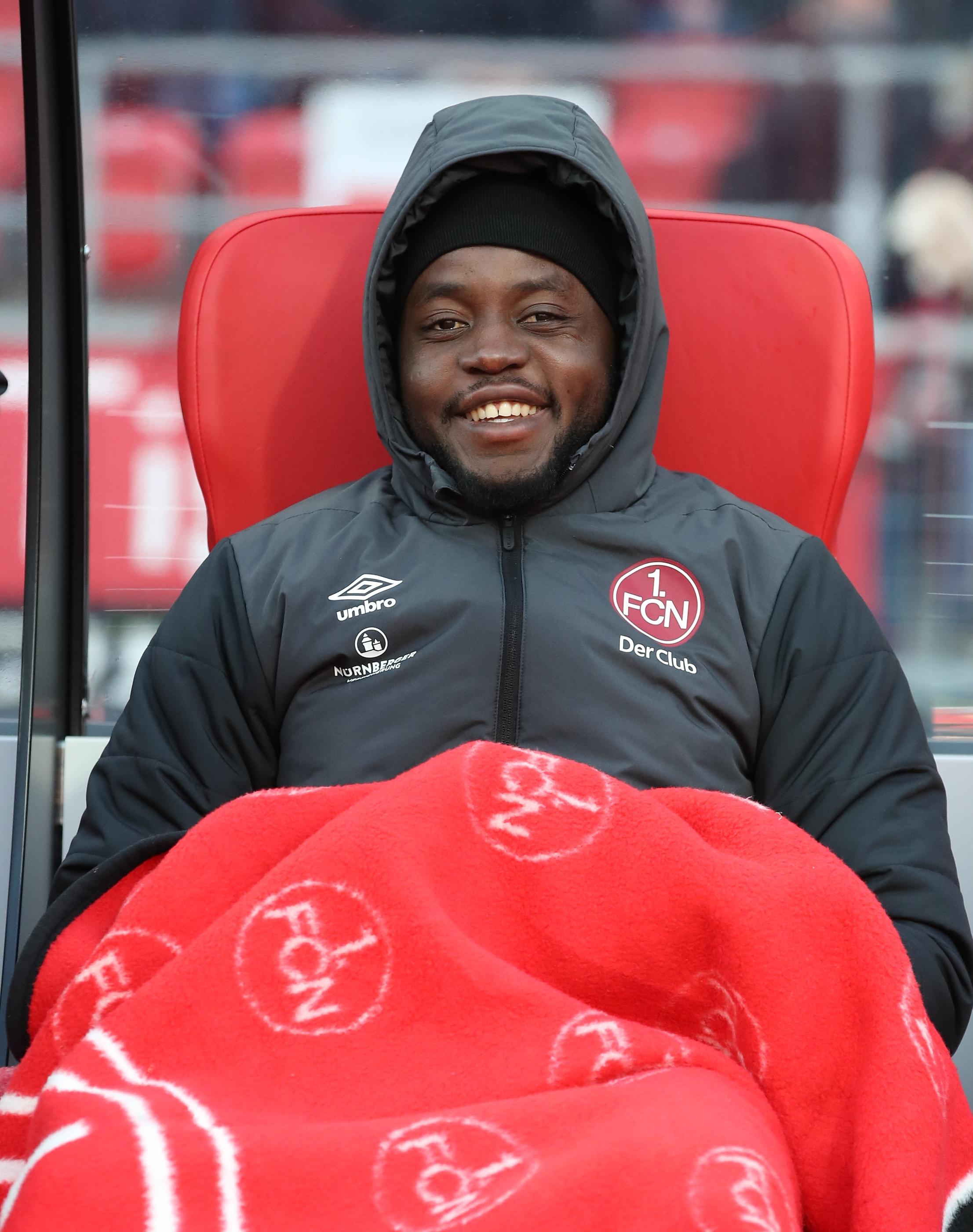 Davon unbeeindruckt zeigt sich Edgar Salli, dessen gute Laune auch nicht der Bankplatz trüben kann.