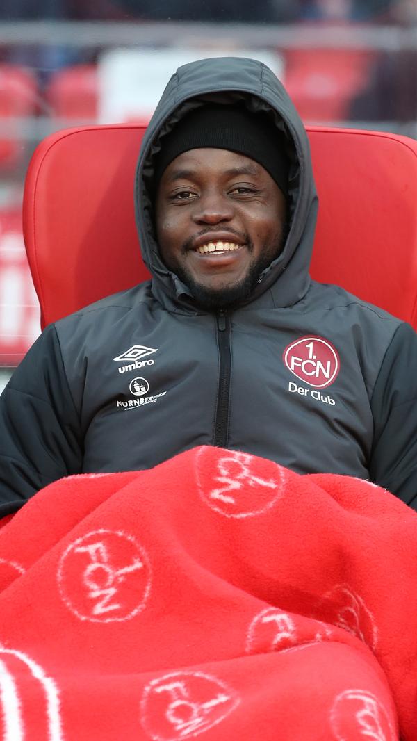 Davon unbeeindruckt zeigt sich Edgar Salli, dessen gute Laune auch nicht der Bankplatz trüben kann.