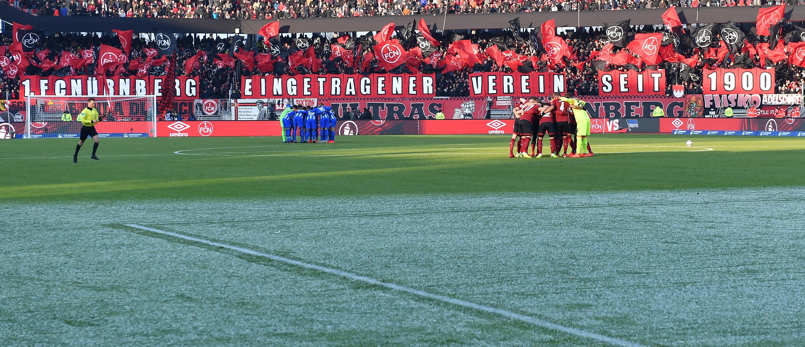 Die Teams schwören sich ein, gleich geht es los. Im Vordergrund ist der frostige Rasen gut erkennbar - in der ersten Halbzeit muss sich Nürnbergs Abwehr mit den Gegebenheiten zurechtfinden.
