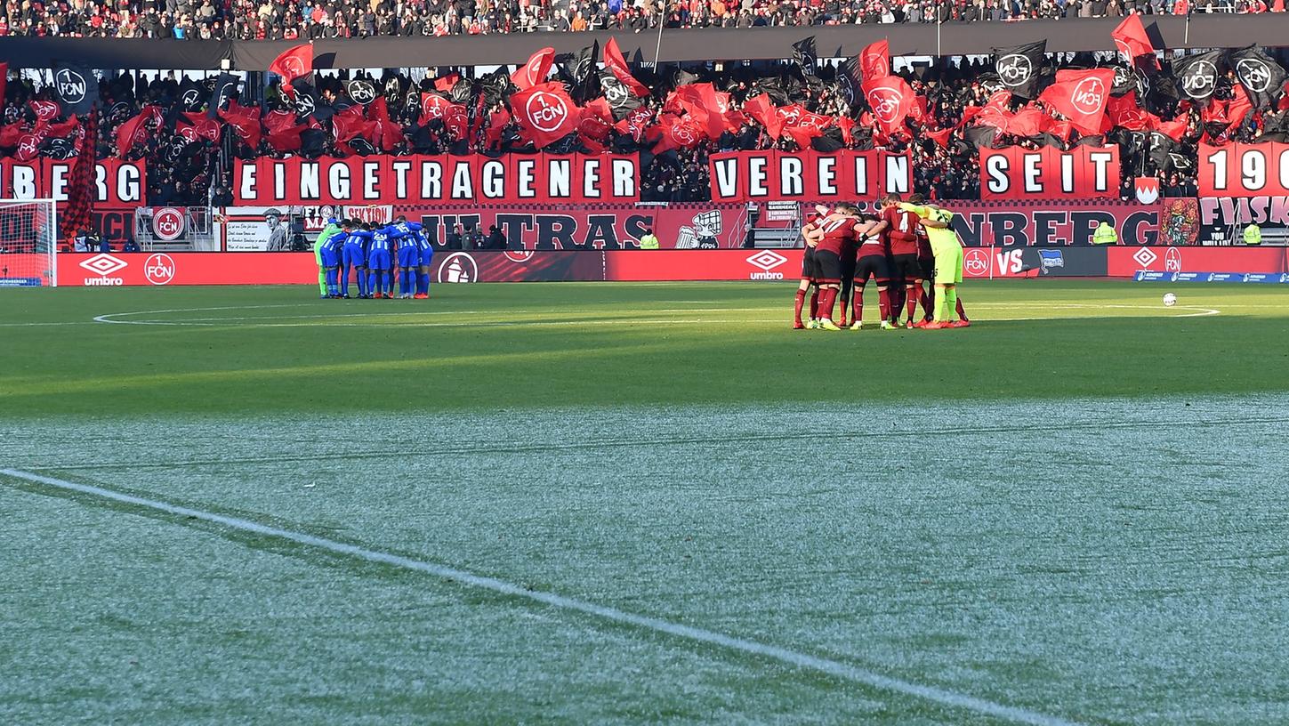 Schaut gut aus, ist aber eher unüblich: Ein Strafraum im Nürnberger Stadionachteck kam im Spiel gegen die Hertha ziemlich winterlich daher.