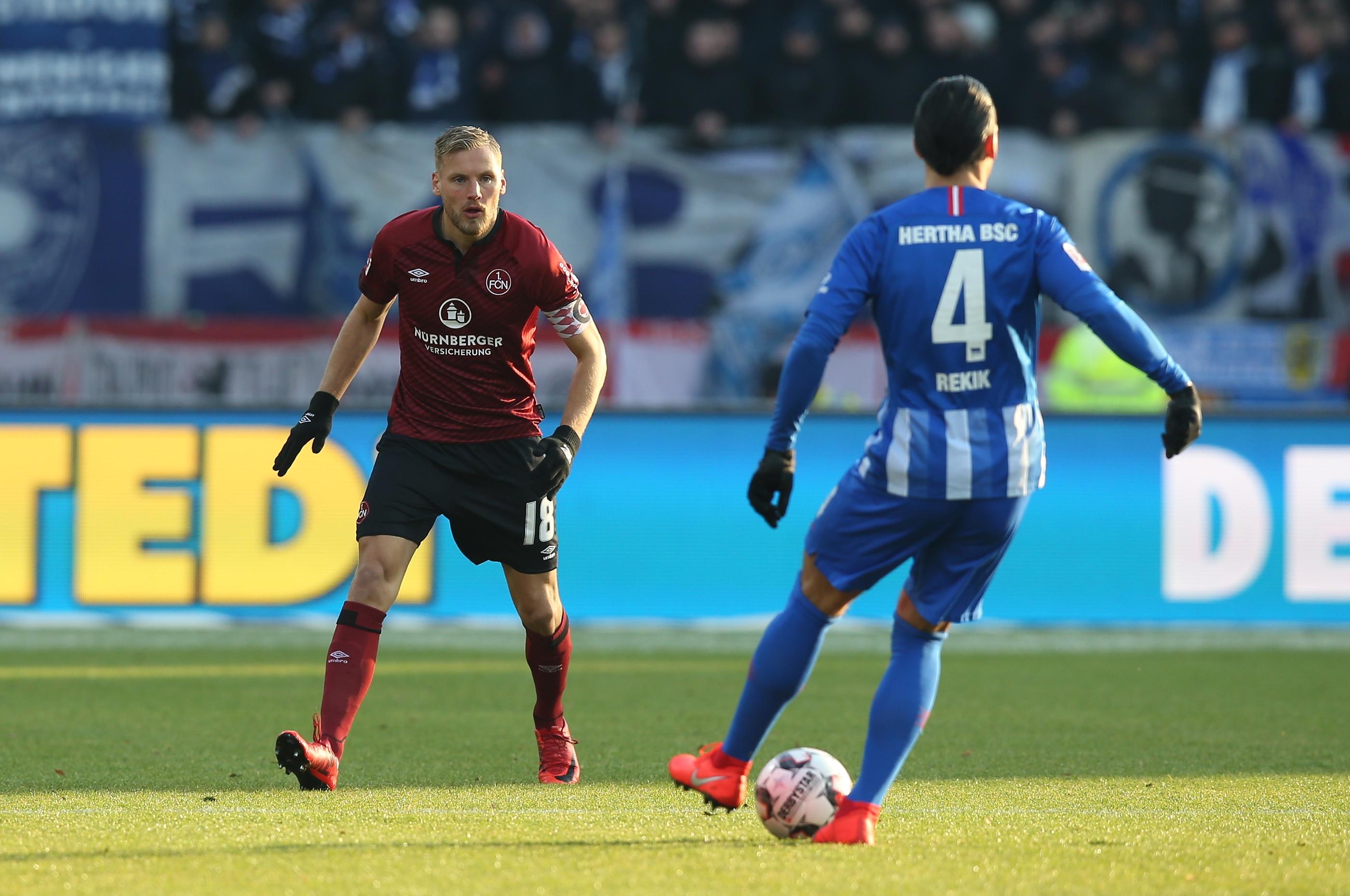 ... Hertha zu Beginn das Spiel direkt in die Hand nimmt. Die Berliner haben mehr Ballbesitz und lassen die Kugel und die Elf von Michael Köllner laufen.