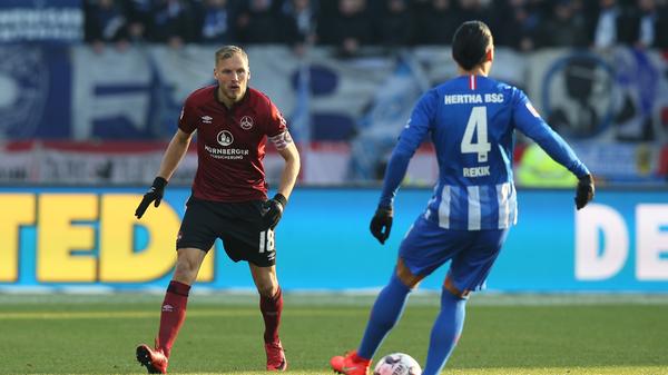 ... Hertha zu Beginn das Spiel direkt in die Hand nimmt. Die Berliner haben mehr Ballbesitz und lassen die Kugel und die Elf von Michael Köllner laufen.