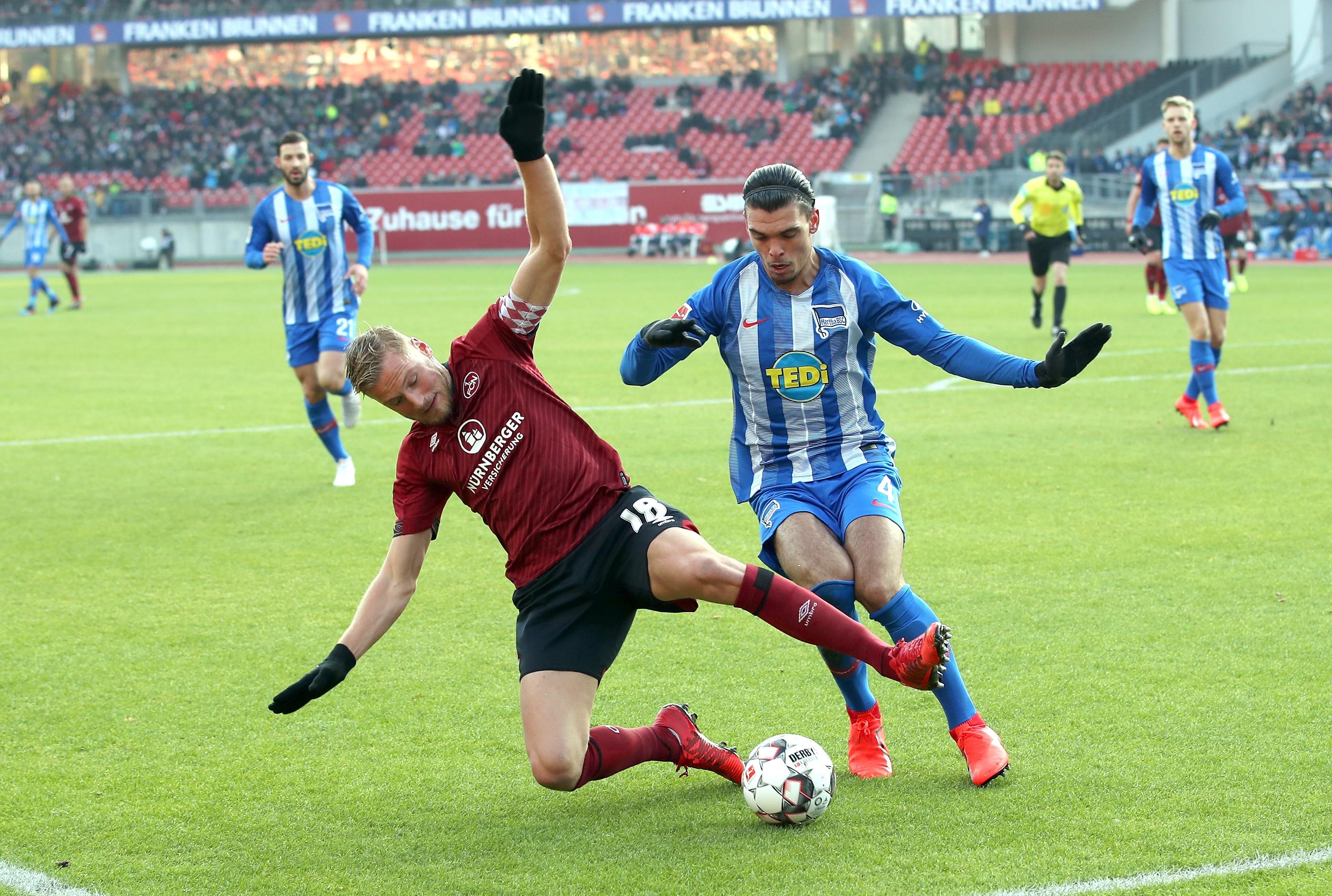 Der Club beißt sich angeführt von Kapitän Hanno Behrens in die Partie, doch in der 15. Minute...