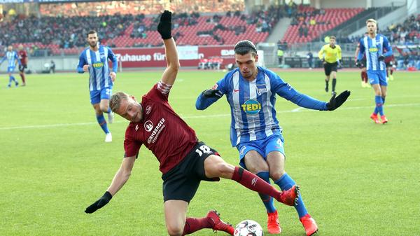 Der Club beißt sich angeführt von Kapitän Hanno Behrens in die Partie, doch in der 15. Minute...