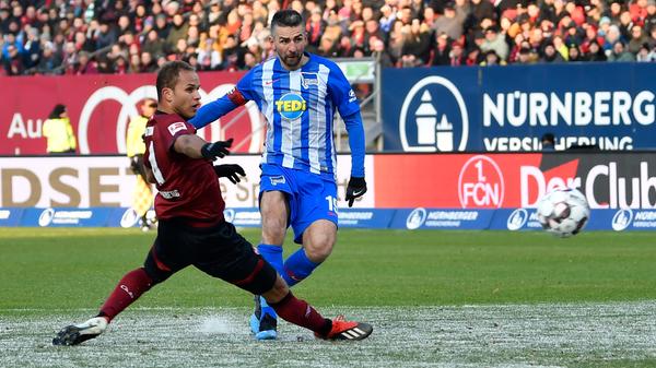 ... folgt die kalte Dusche für den FCN: Mit einem einfachen Doppelpass hebeln Davie Selke und Vedad Ibisevic die Nürnberger Hintermannschaft aus, anschließend netzt der Bosnier eiskalt zur Gästeführung ein.