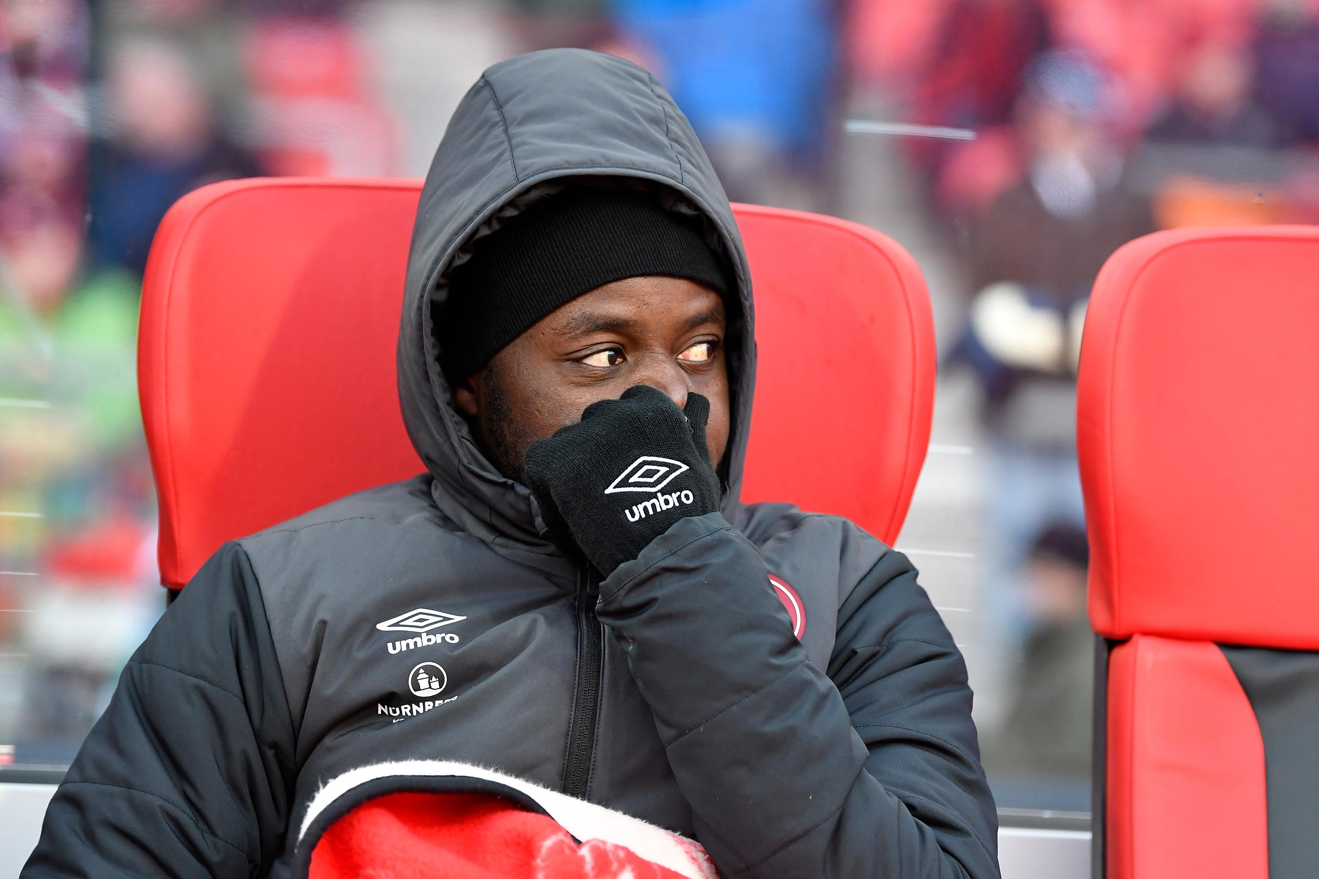 Kurzer Blick nach draußen: Entsprechend dem Spielverlauf hat sich auch die Stimmung bei Salli verschlechtert.