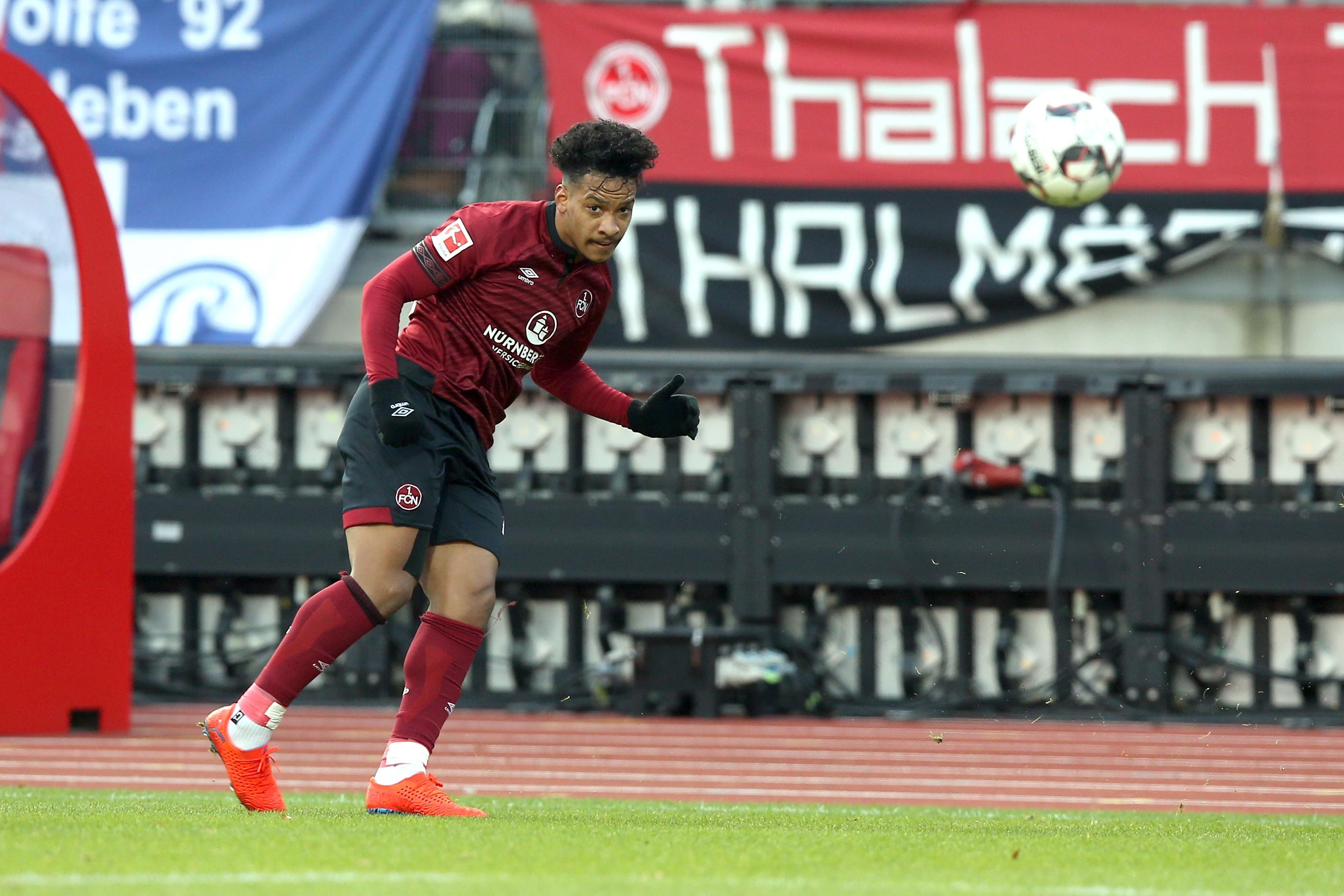 Der Club tut sich nach wie vor schwer - bei ihren wenigen Hereingaben finden die Nürnberger keine Abnehmer.