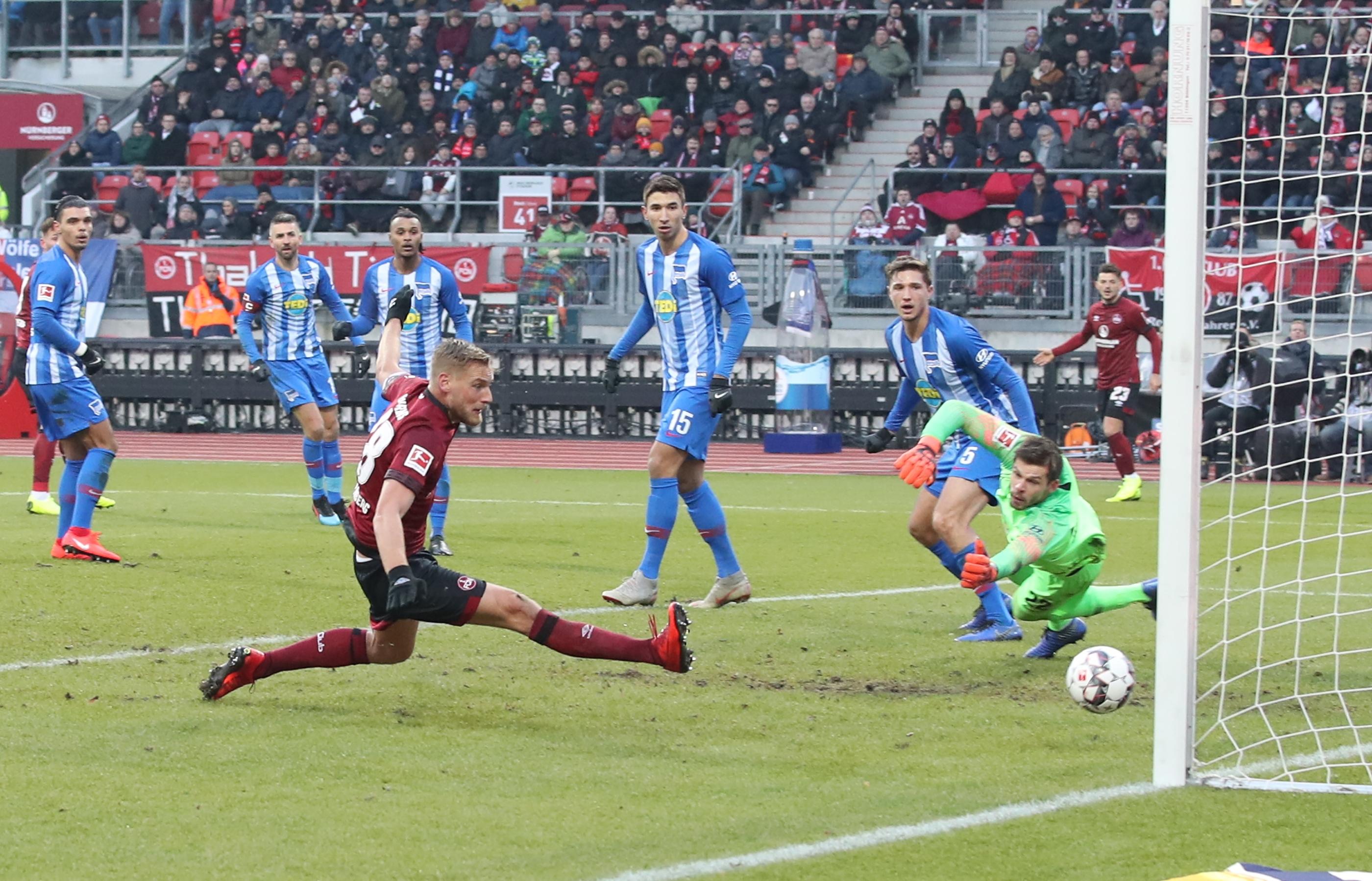 Doch dann - wie aus dem sprichtwörtlichen Nichts - ist der Kapitän zur Stelle, als Eduard Löwen einen Ball scharf vor das Berliner Tor passt. Der Kapitän drückt das Leder aus wenigen Metern über die Linie.