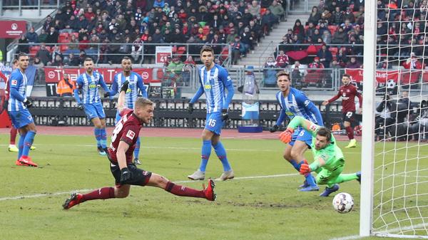 Doch dann - wie aus dem sprichtwörtlichen Nichts - ist der Kapitän zur Stelle, als Eduard Löwen einen Ball scharf vor das Berliner Tor passt. Der Kapitän drückt das Leder aus wenigen Metern über die Linie.