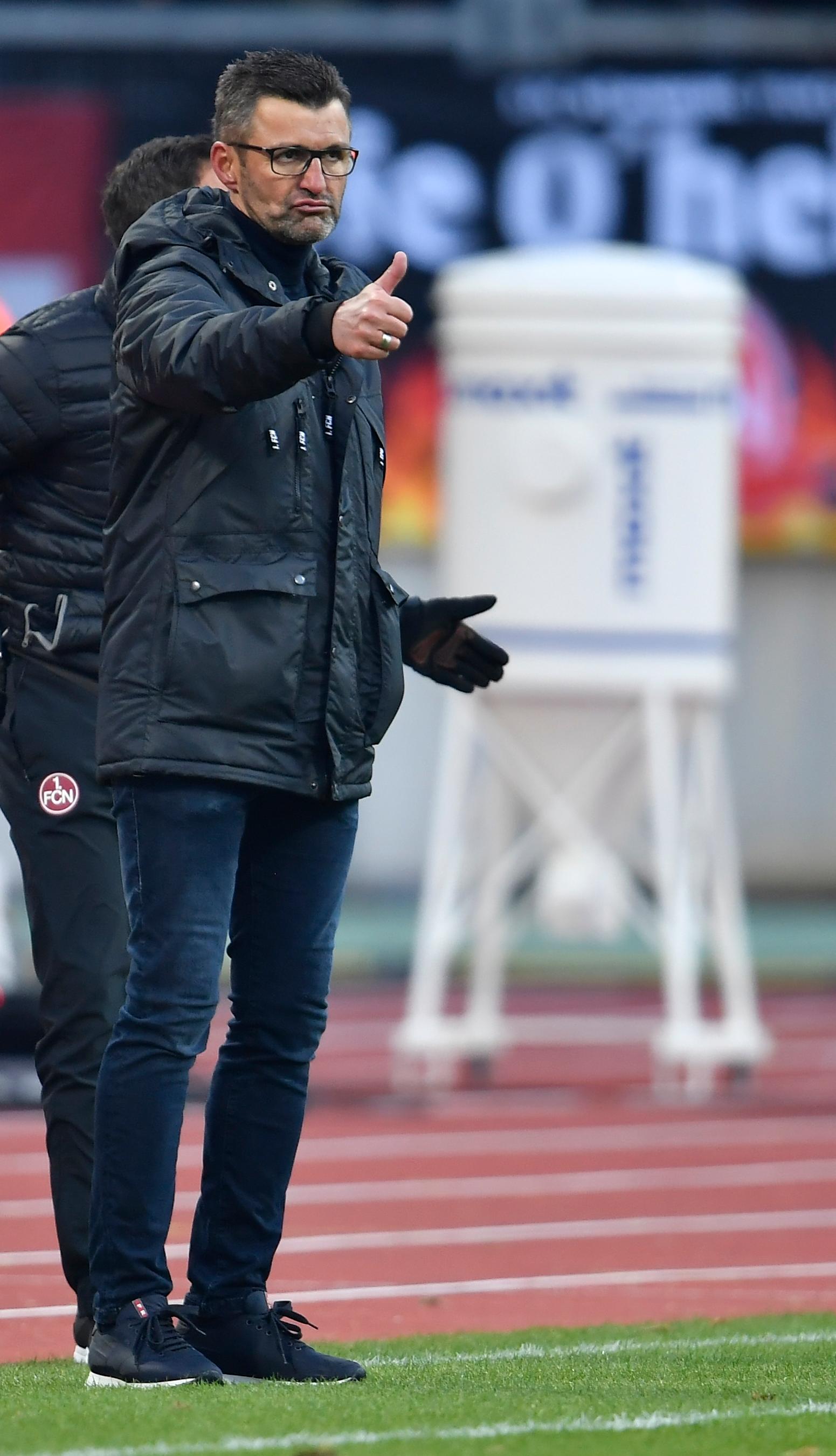 ... vom Trainer gibt es dafür ein Lob. Kurz darauf ist Pause, mit einem 1:1 gehen beiden Mannschaften in die Kabinen.