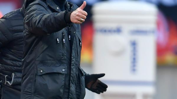 ... vom Trainer gibt es dafür ein Lob. Kurz darauf ist Pause, mit einem 1:1 gehen beiden Mannschaften in die Kabinen.