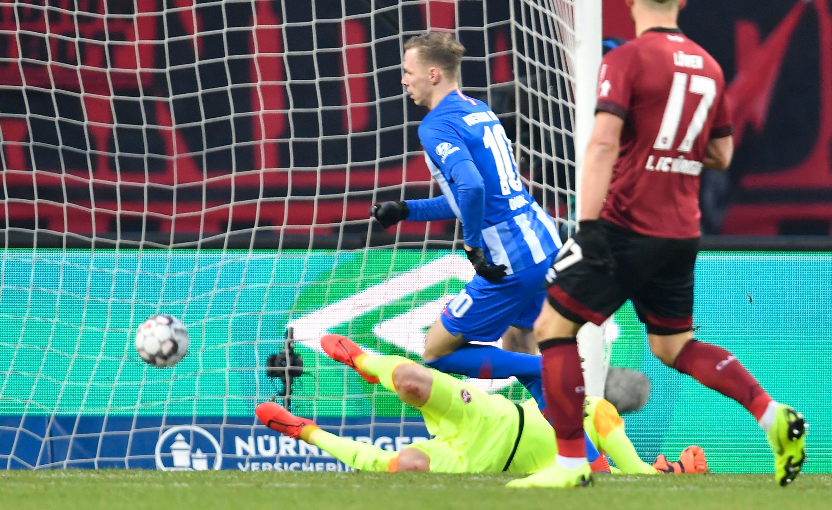 Der zweite Abschnitt ist nur wenige Minuten alt, da folgt der nächste Rückschlag: In der 50. Minute legt Ibisevic das Leder gekonnt ab, Ondrej Duda trifft anschließend und bringt die Gäste erneut in Front.