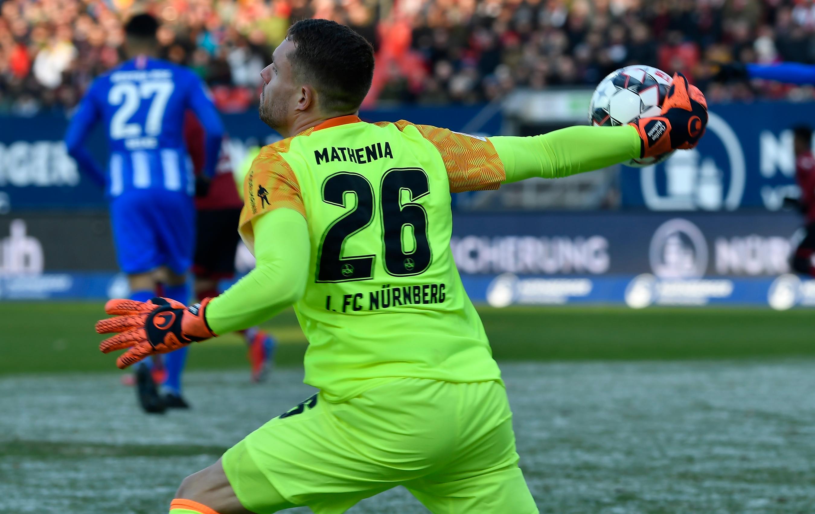 Der von einer Knieverletzung genesene Keeper wurde bei den Gegentoren von seinen Vorderleuten im Stich gelassen und verhinderte am Ende mit einigen Paraden Schlimmeres. Redaktion: 3 | kicker: 2,5 | User: 3,2 (632 Stimmen)