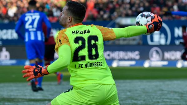 Der von einer Knieverletzung genesene Keeper wurde bei den Gegentoren von seinen Vorderleuten im Stich gelassen und verhinderte am Ende mit einigen Paraden Schlimmeres. Redaktion: 3 | kicker: 2,5 | User: 3,2 (632 Stimmen)