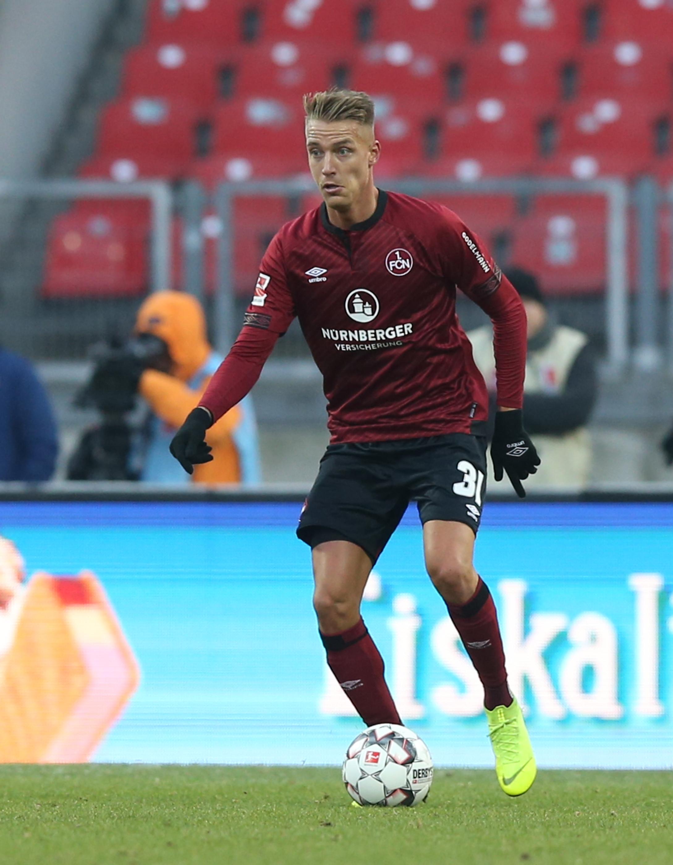 Blieb wieder mal nur ein braver Mitläufer ohne Eigeninitiative. Schaffte es zu selten, die Räume vor der Abwehr zu schließen. Redaktion: 5 | kicker: 5 | User: 4,6 (567 Stimmen)