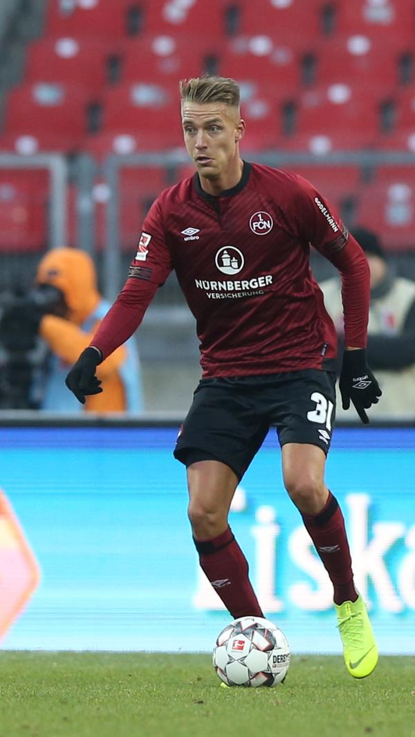 Blieb wieder mal nur ein braver Mitläufer ohne Eigeninitiative. Schaffte es zu selten, die Räume vor der Abwehr zu schließen. Redaktion: 5 | kicker: 5 | User: 4,6 (567 Stimmen)