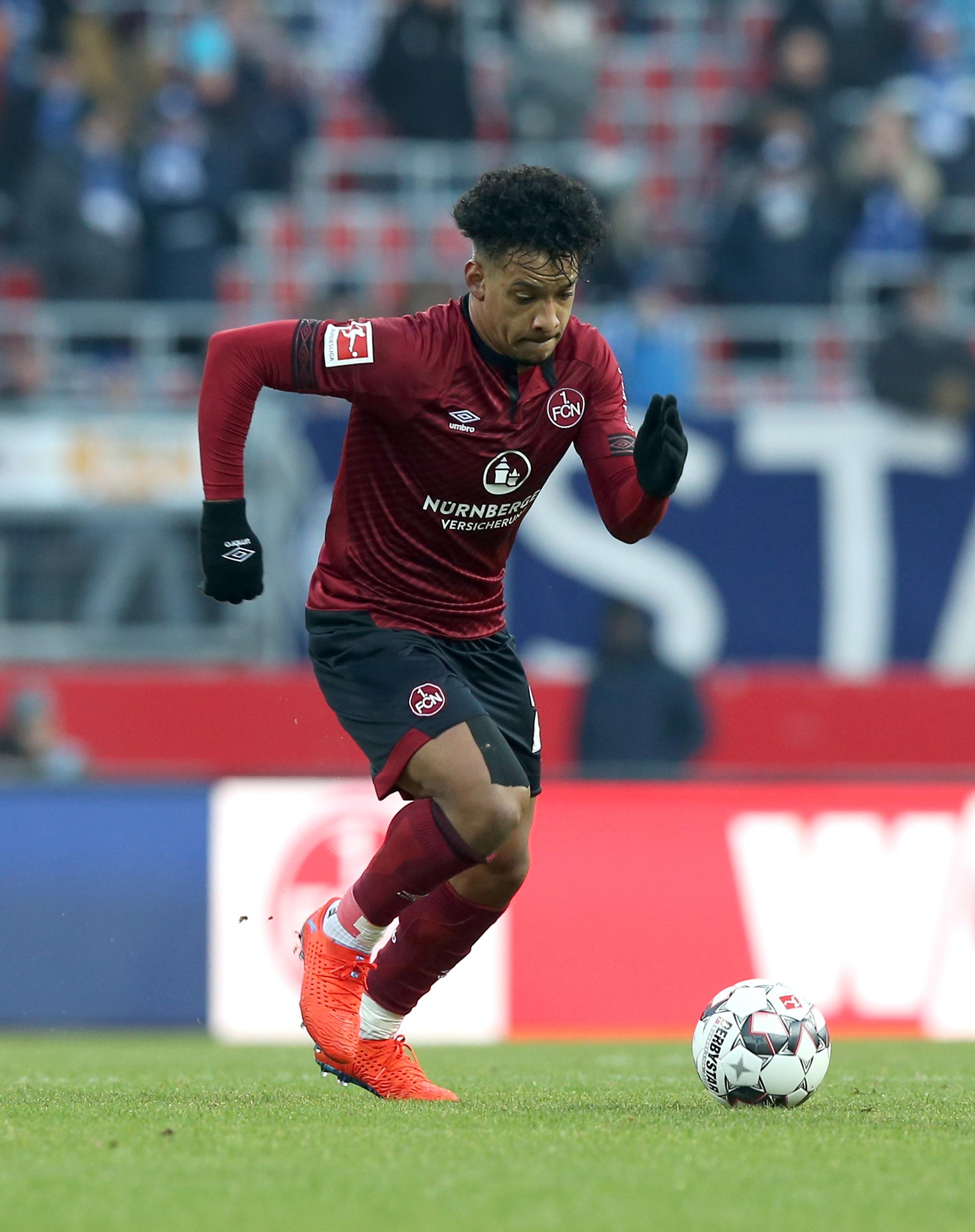 Quirlig und dank seiner feinen Technik nur schwer vom Ball zu trennen, letztlich aber ohne echten Tordrang und zu wenig konstruktiv. Ließ vor dem 1:1 den Ball geistesgegenwärtig zu Löwen durch. Redaktion: 4 | kicker: 4,5 | User: 4,3 (563 Stimmen)