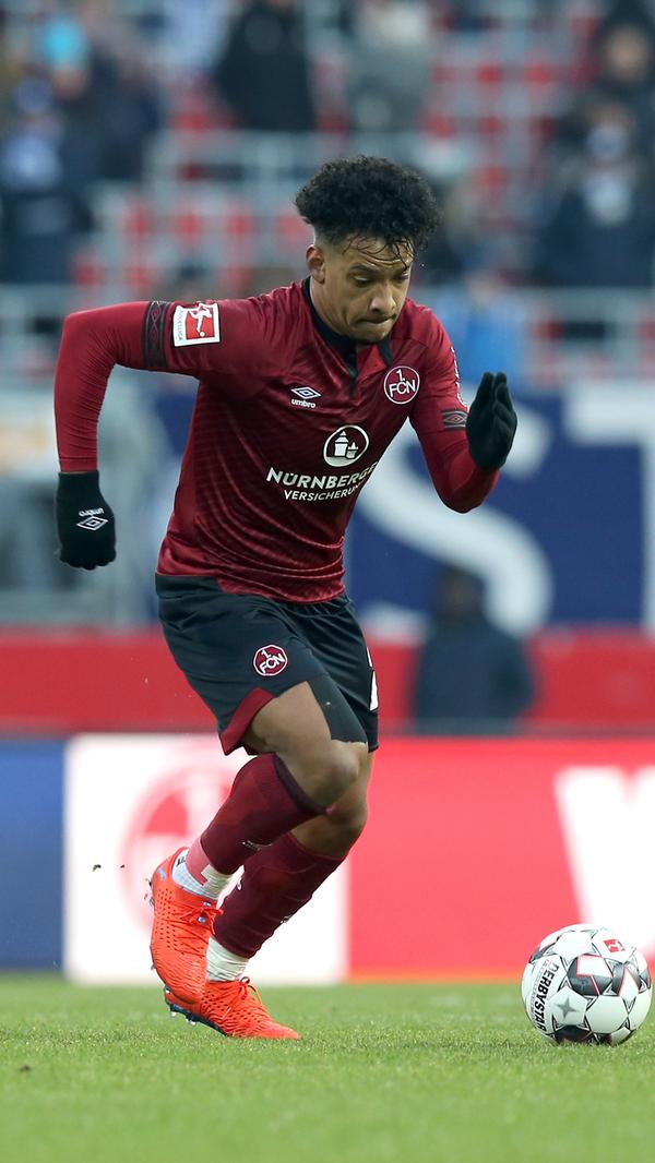 Quirlig und dank seiner feinen Technik nur schwer vom Ball zu trennen, letztlich aber ohne echten Tordrang und zu wenig konstruktiv. Ließ vor dem 1:1 den Ball geistesgegenwärtig zu Löwen durch. Redaktion: 4 | kicker: 4,5 | User: 4,3 (563 Stimmen)