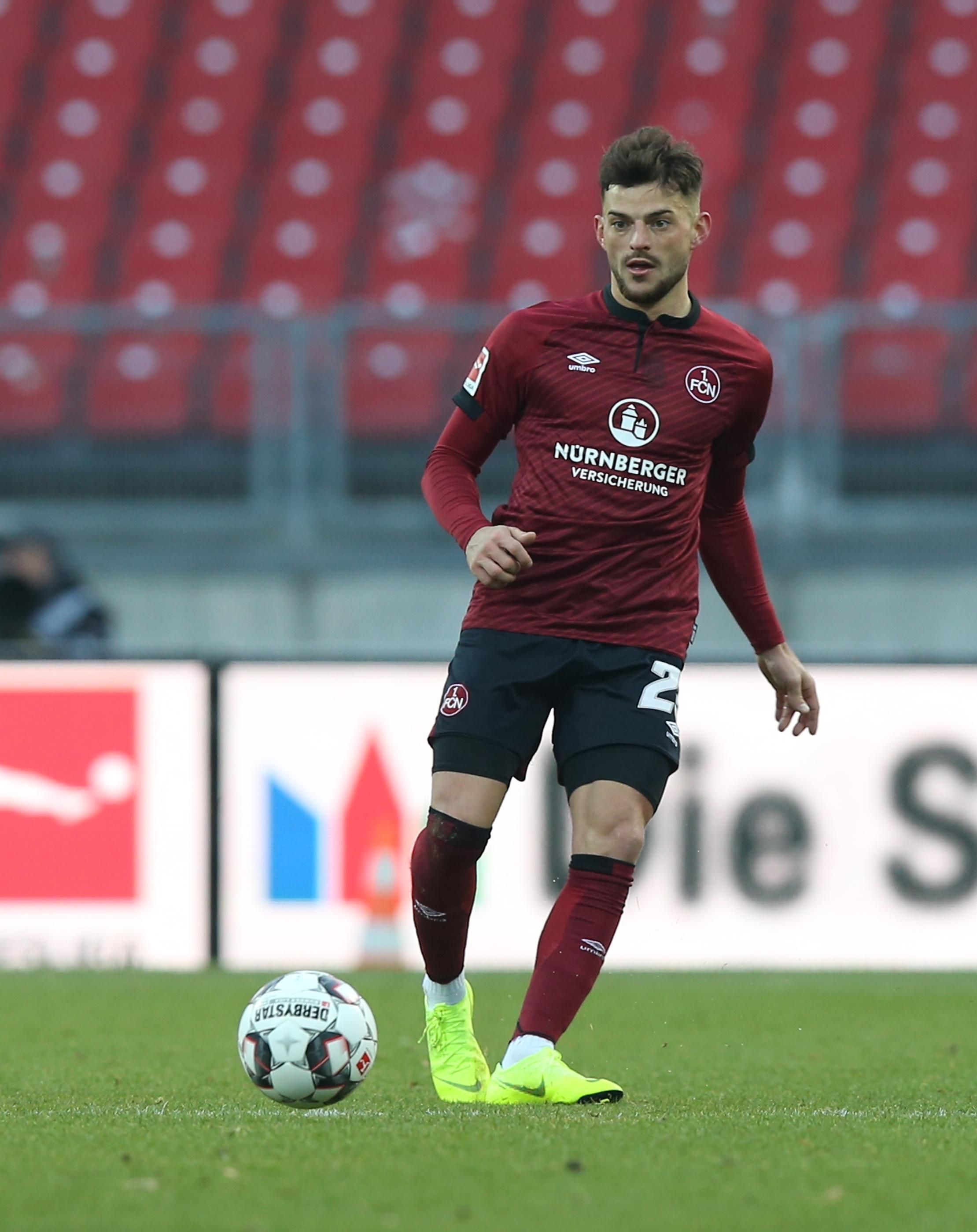 Versuchte einige Male, das Angriffsspiel über die linke Seite anzukurbeln. Seinen Hereingaben fehlte aber ebenfalls meist die Präzision. Redaktion: 3 | kicker: 4 | User: 4,6 (574 Stimmen)