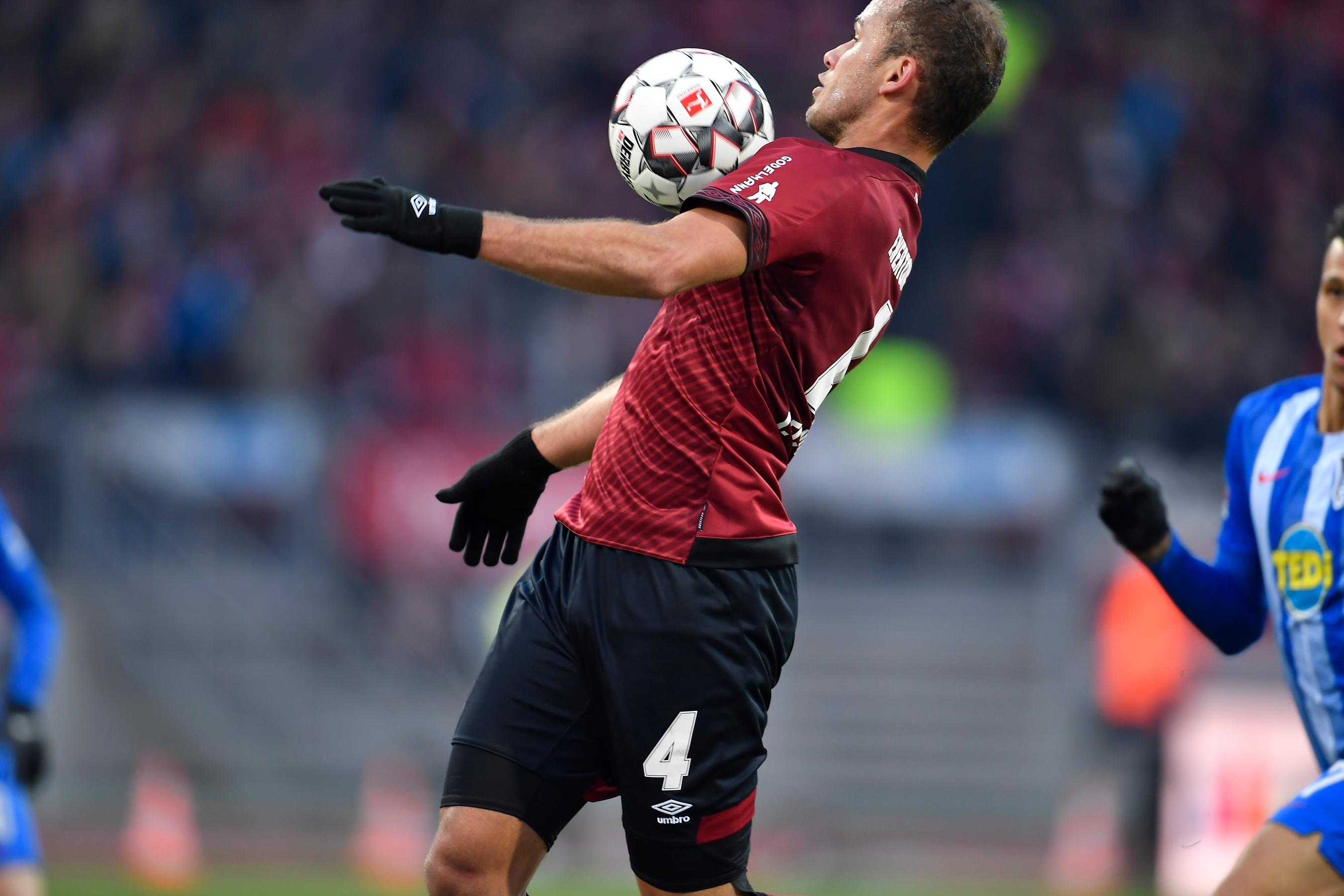 Bei seiner ersehnten Startelfpremiere in der Bundesliga noch weit entfernt von der Souveränität früherer Tage, sah bei allen drei Gegentoren nicht gut aus. Ging in den Luftduellen sehr rustikal zu Werke. Redaktion: 5 | kicker: 5 | User: 4,5 (583 Stimmen)