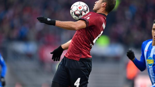 Bei seiner ersehnten Startelfpremiere in der Bundesliga noch weit entfernt von der Souveränität früherer Tage, sah bei allen drei Gegentoren nicht gut aus. Ging in den Luftduellen sehr rustikal zu Werke. Redaktion: 5 | kicker: 5 | User: 4,5 (583 Stimmen)