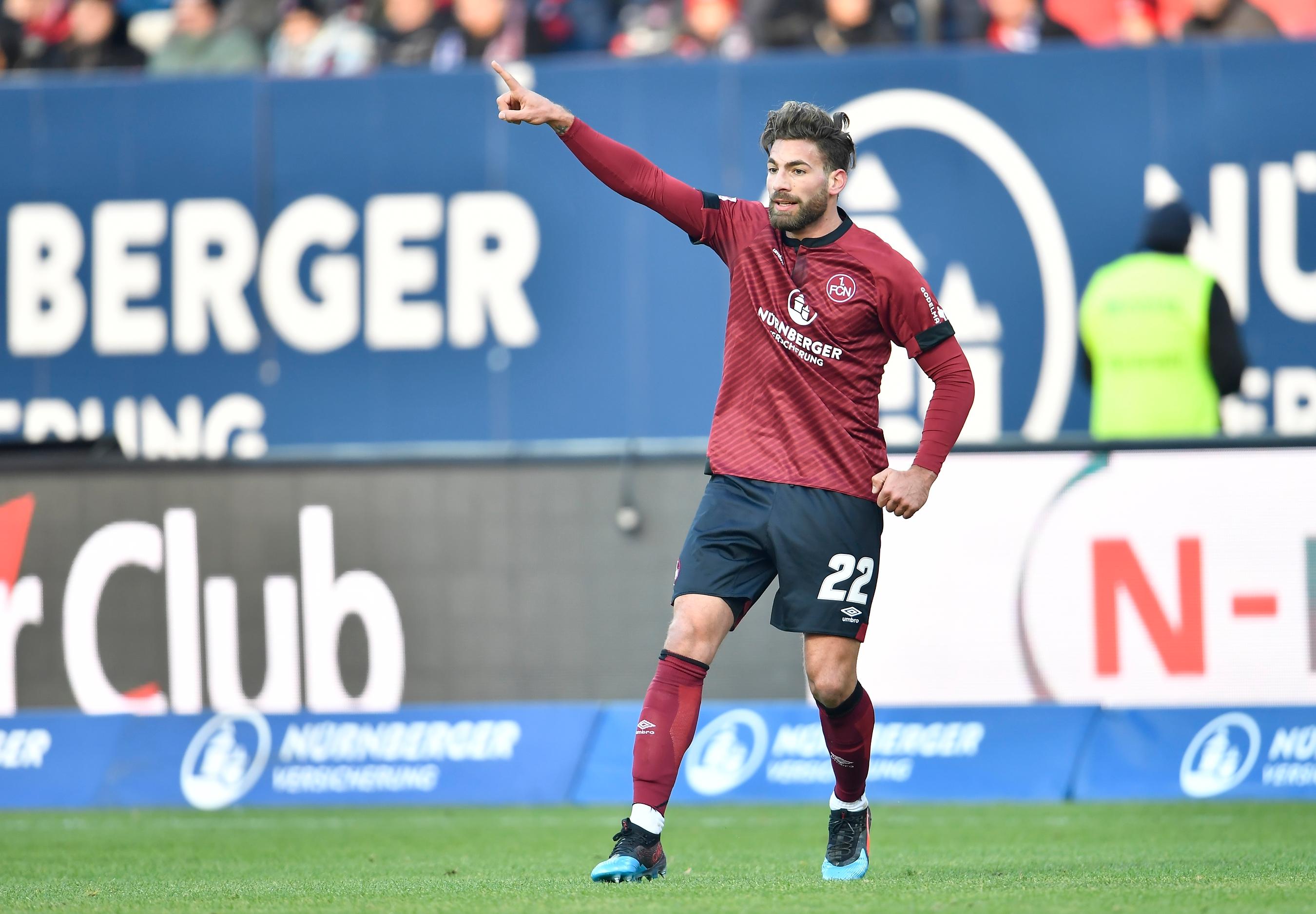 Stand bei seinem Comeback nach zwölfwöchiger Verletzungspause defensiv meist solide, im Vorwärtsgang aber nicht immer zielführend und mit einigen Ballverlusten. Redaktion: 4 | kicker: 4 | User: 4,1 (605 Stimmen)