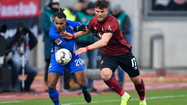 Der zum Hoffnungsträger erklärte Rückkehrer bereitete zwar das 1:1 vor, leistete sich aber auch etliche Ballverluste, Fehlpässe und einfache Stockfehler und wirkte schnell mit sich selbst unzufrieden. Redaktion: 5 | kicker: 4,5 | User: 4,2 (564 Stimmen)