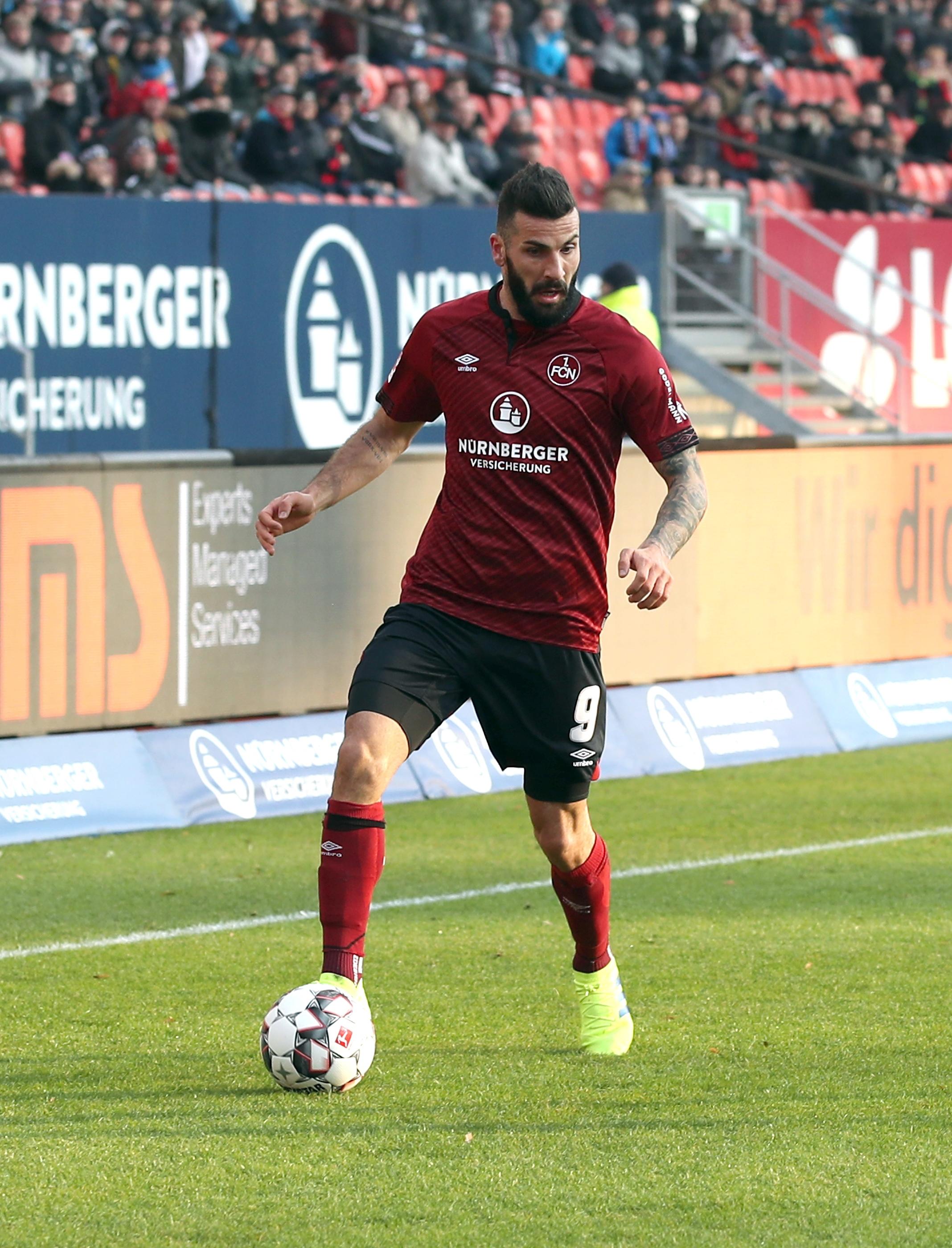 In vorderster Front stets bemüht, aber mit Problemen bei der Ballannahme und mitunter auch schlicht zu langsam. Ließ mit seiner Körpersprache tiefen Frust erahnen. Redaktion: 5 | kicker: 4 | User: 5,0 (549 Stimmen)