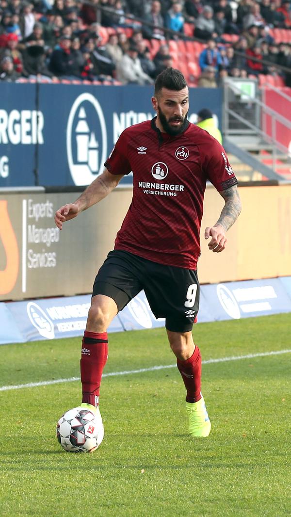 In vorderster Front stets bemüht, aber mit Problemen bei der Ballannahme und mitunter auch schlicht zu langsam. Ließ mit seiner Körpersprache tiefen Frust erahnen. Redaktion: 5 | kicker: 4 | User: 5,0 (549 Stimmen)